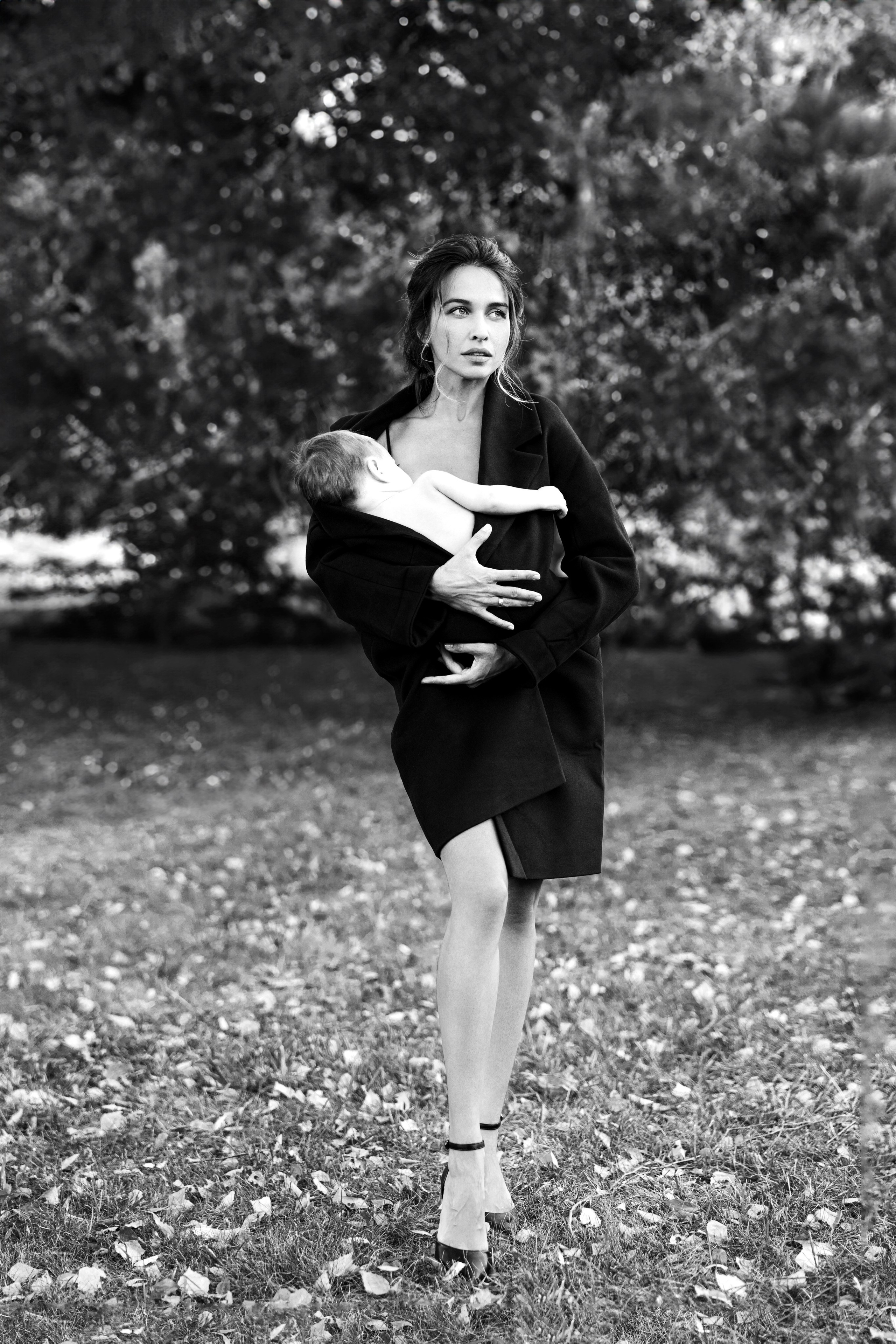 Фотосессия на улице, стильная семейная фотосъемка, стрит фотосессия, фотосессия в Москве, московский семейный фотограф, фотография ребенка, фотосессия с сыном, фотосессия с малышом, чб фотосессия, женский портрет, мать и сын, мама с малышом, парк ВДНХ, фотопрогулка в парке, фотосессия в парке, черное пальто, красивая девушка, листва, лето в Москве, срочные фото, фотографии на паспорт, стильная прическа, ретро образ