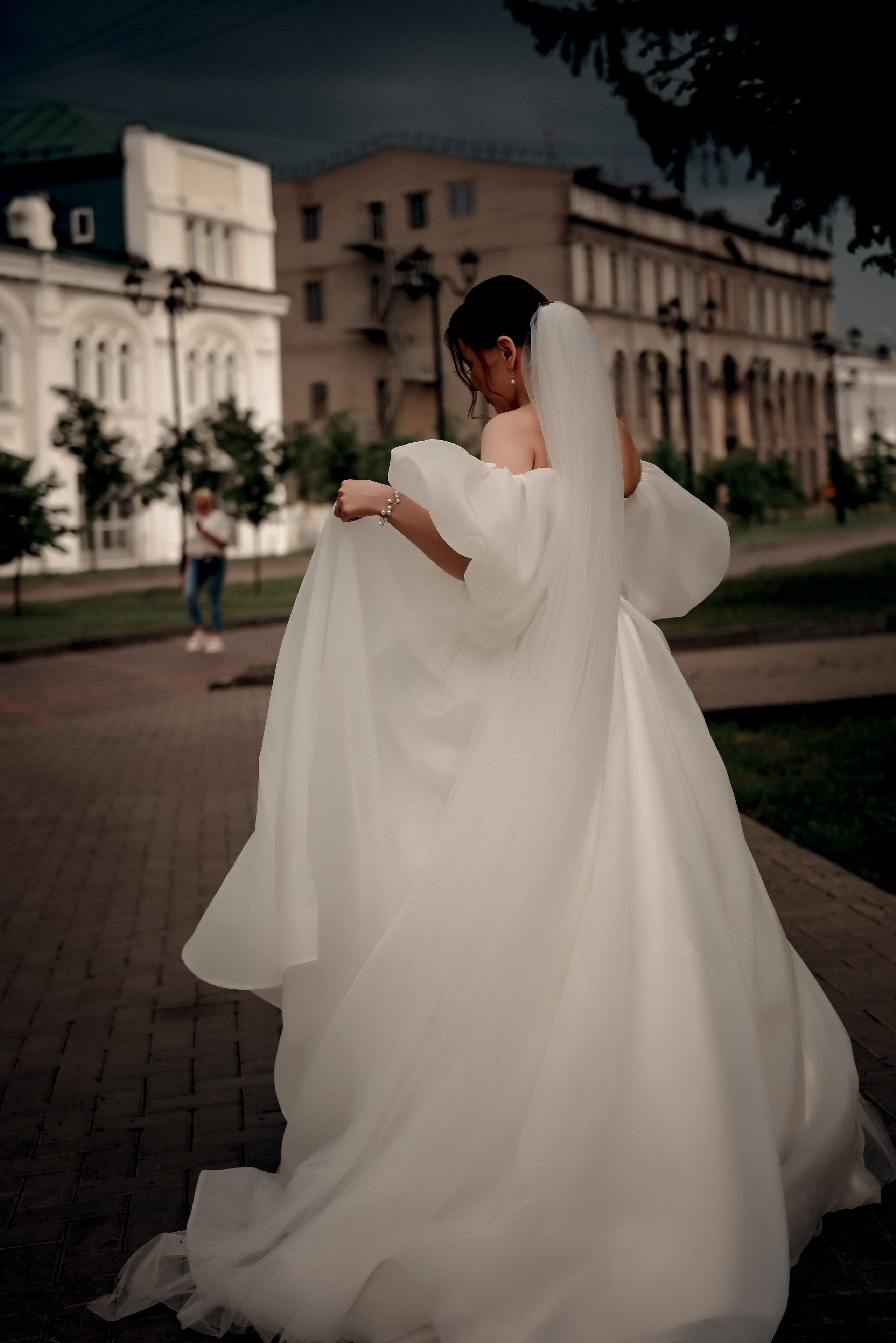 Небольшая свадебная серия в музее и прогулкой под дождем Эльмиры и Ризата. Свадебный, семейный, детский, контент фотограф в Омске Максим Ильин