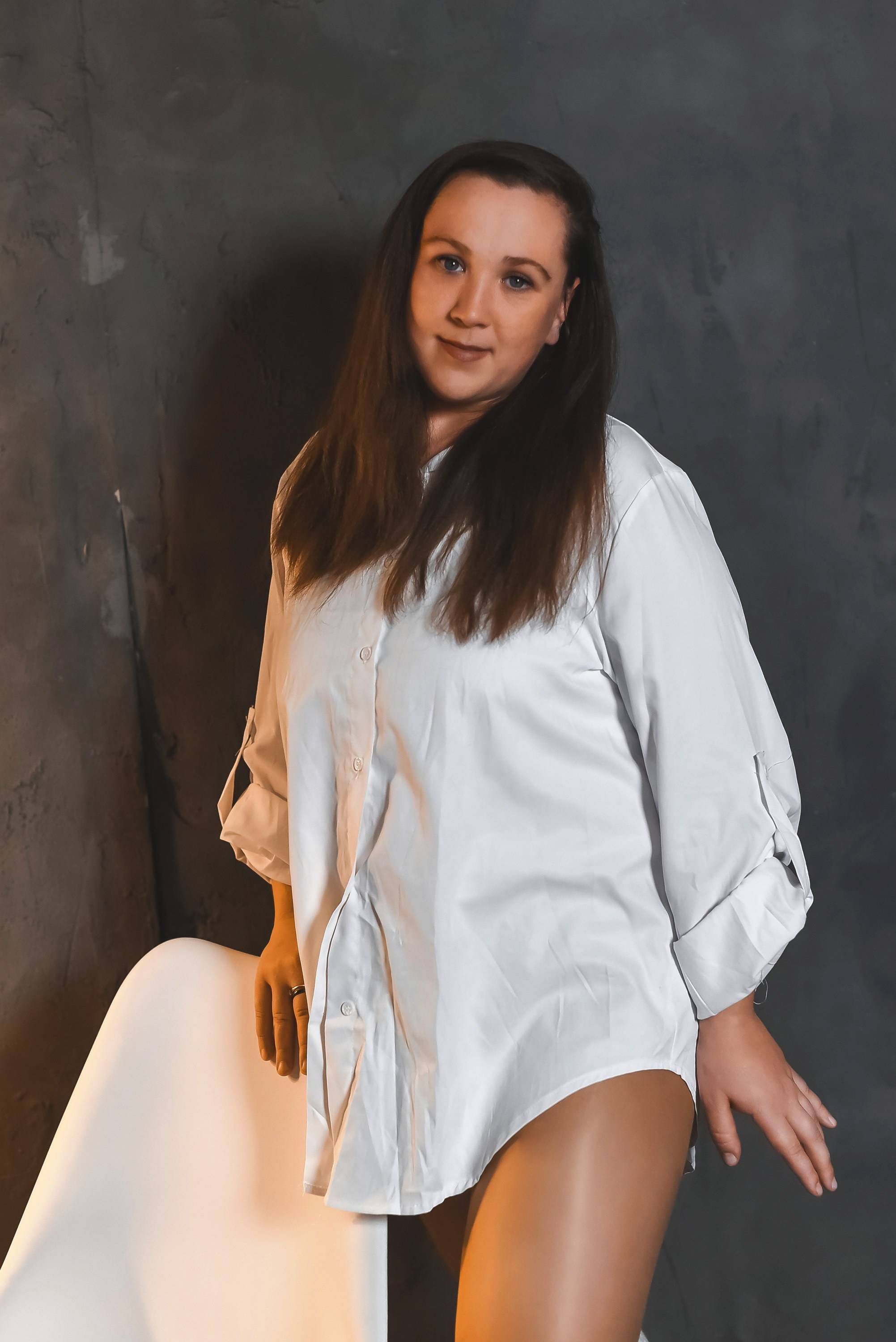 Ольга съемка на сером фоне. Фотограф Тула творческие фотосессии недорого Ольга Ромашина