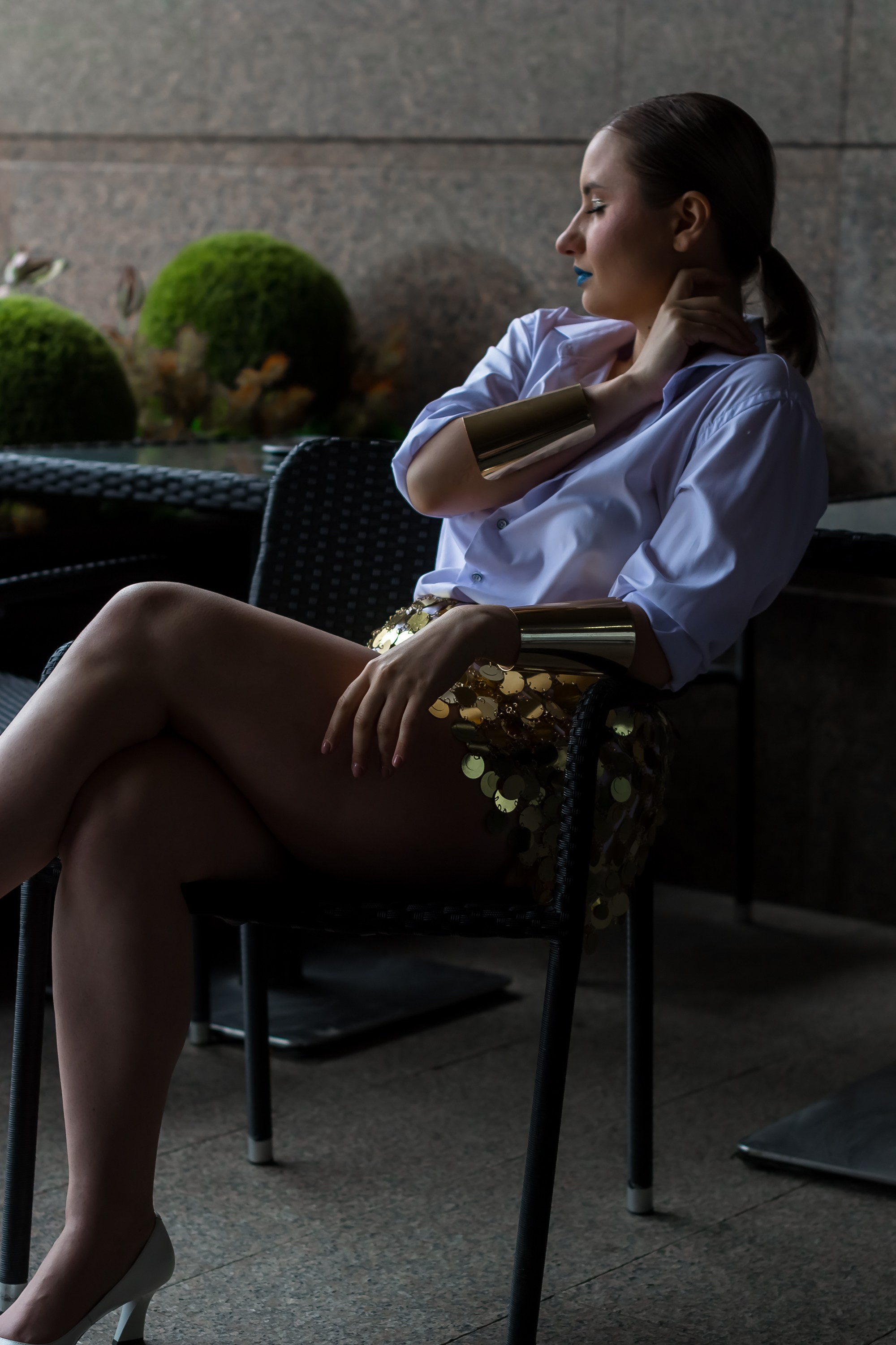 На фото девушка сидит против света.