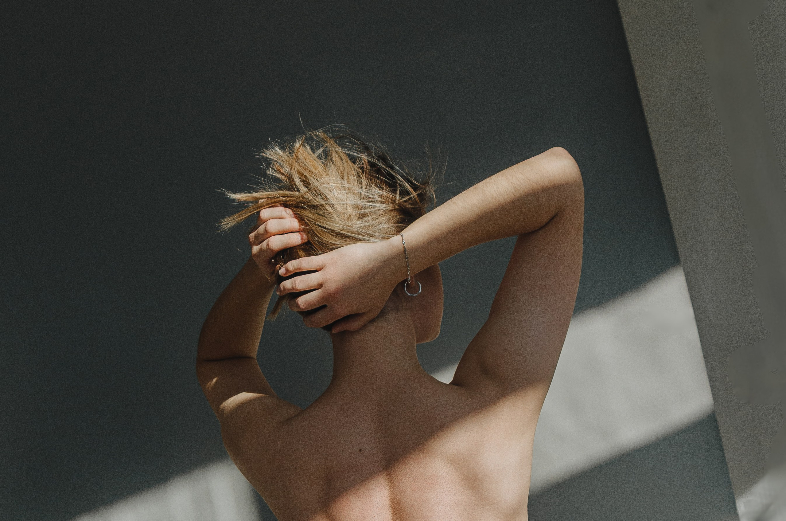 Женская фотосессия в стиле минимализм. Денисова Аля — фотограф для парных съемок и индивидуальных историй в Барнауле