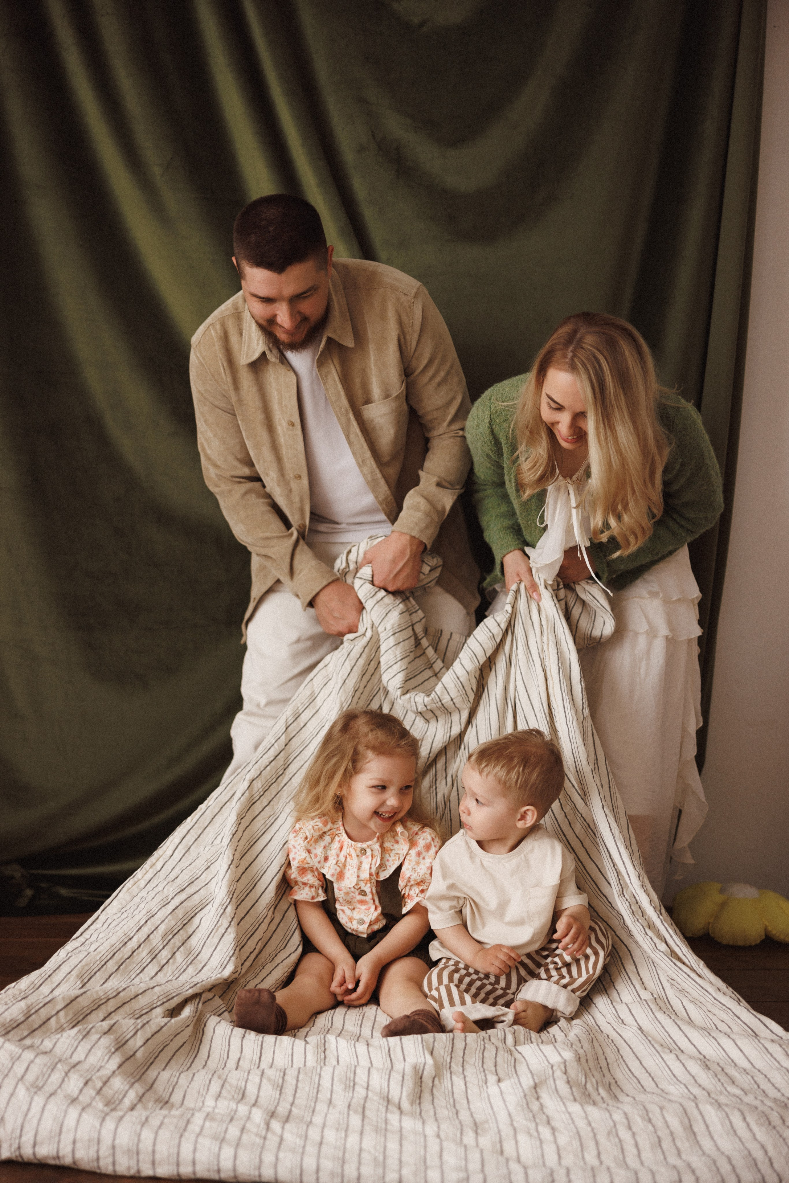 Семейная фотосессия в фотостудии «Mestone», город Краснодар. Семейный и детский фотограф в Краснодаре Анна Трашкова