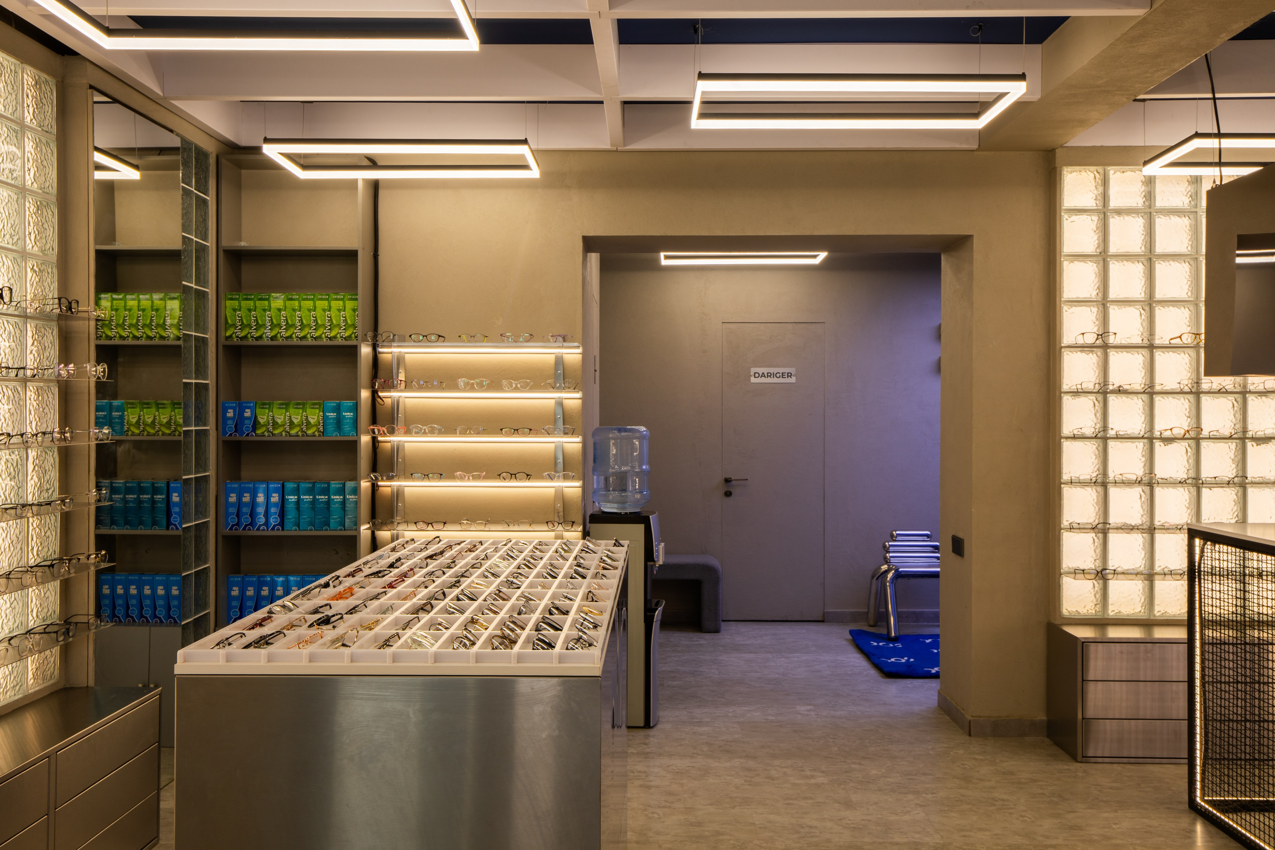 Салон оптики, интерьерная съёмка общим планом