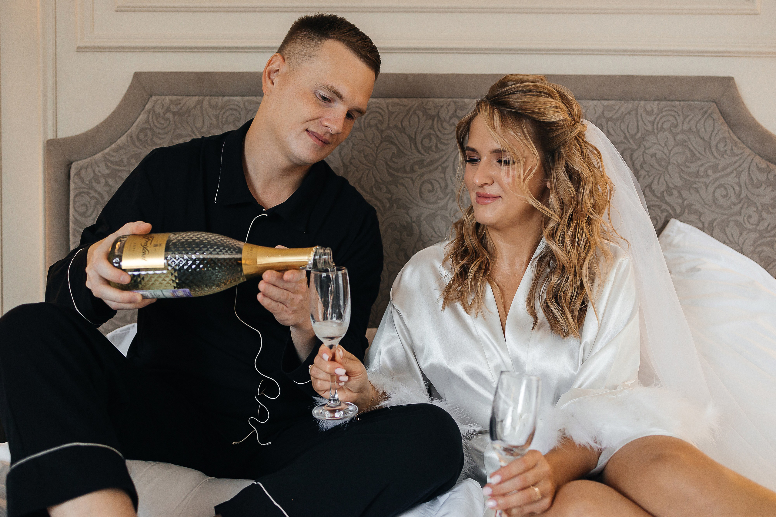 Трогательная выездная церемония в уютном дворике отеля. Олег Сверчков | Свадебный фотограф Вологда