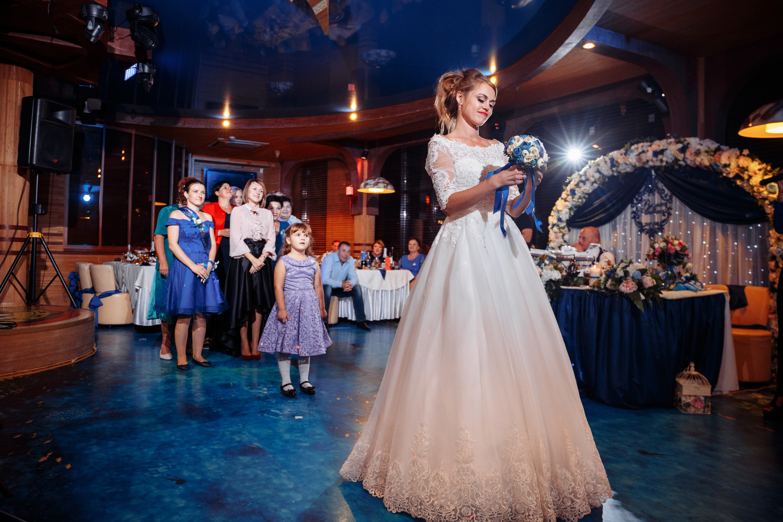 Невеста бросает букет