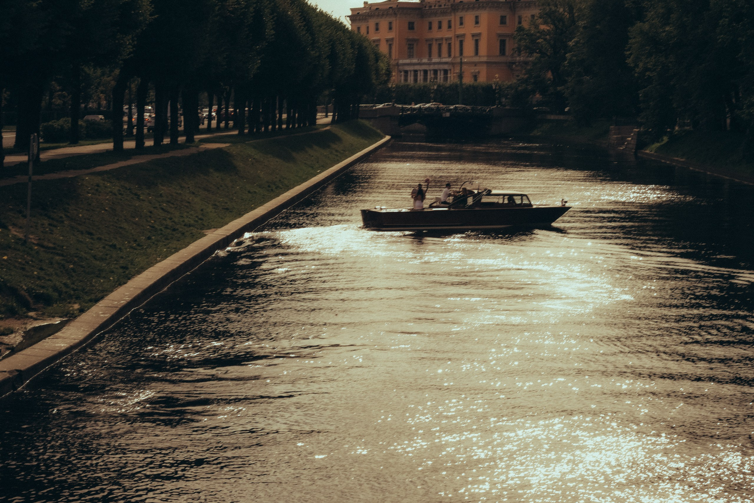 СВАДЕНБНАЯ СЬЕМКА НА КАТЕРЕ ПО КАНАЛАМ САНКТ-ПЕТЕРБУРГА И В АКВАТОРИИ НЕВЫ. Профессиональный фотограф, Санкт-Петербург — Виктория Богомолова