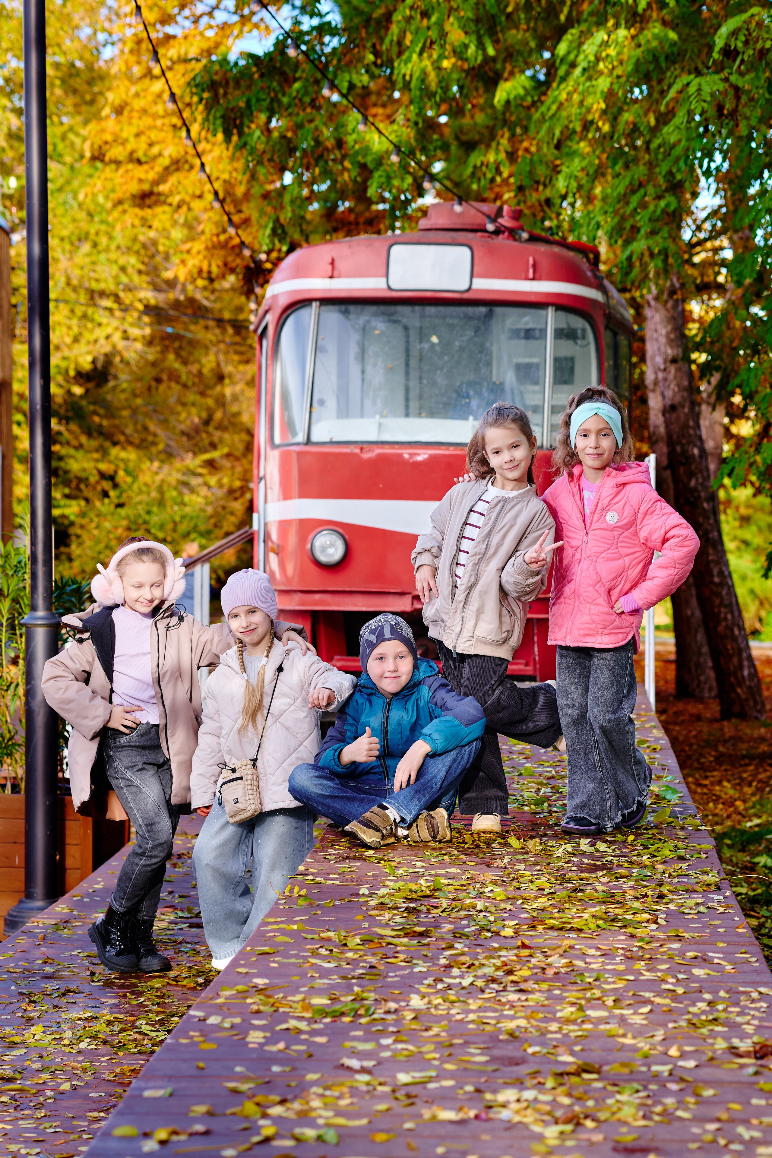 Прогулка в парке классом. Фотограф Выпускные альбомы Таганрог Сергей Коробченко