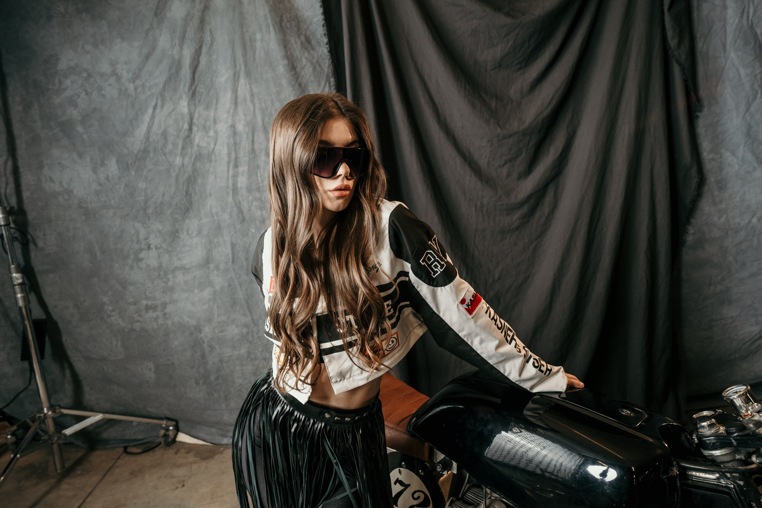 Фотосессия с мотоциклом в студии Санкт-Петербург. Свадебный, семейный, портретный, репортажный фотограф в Санкт-Петербурге