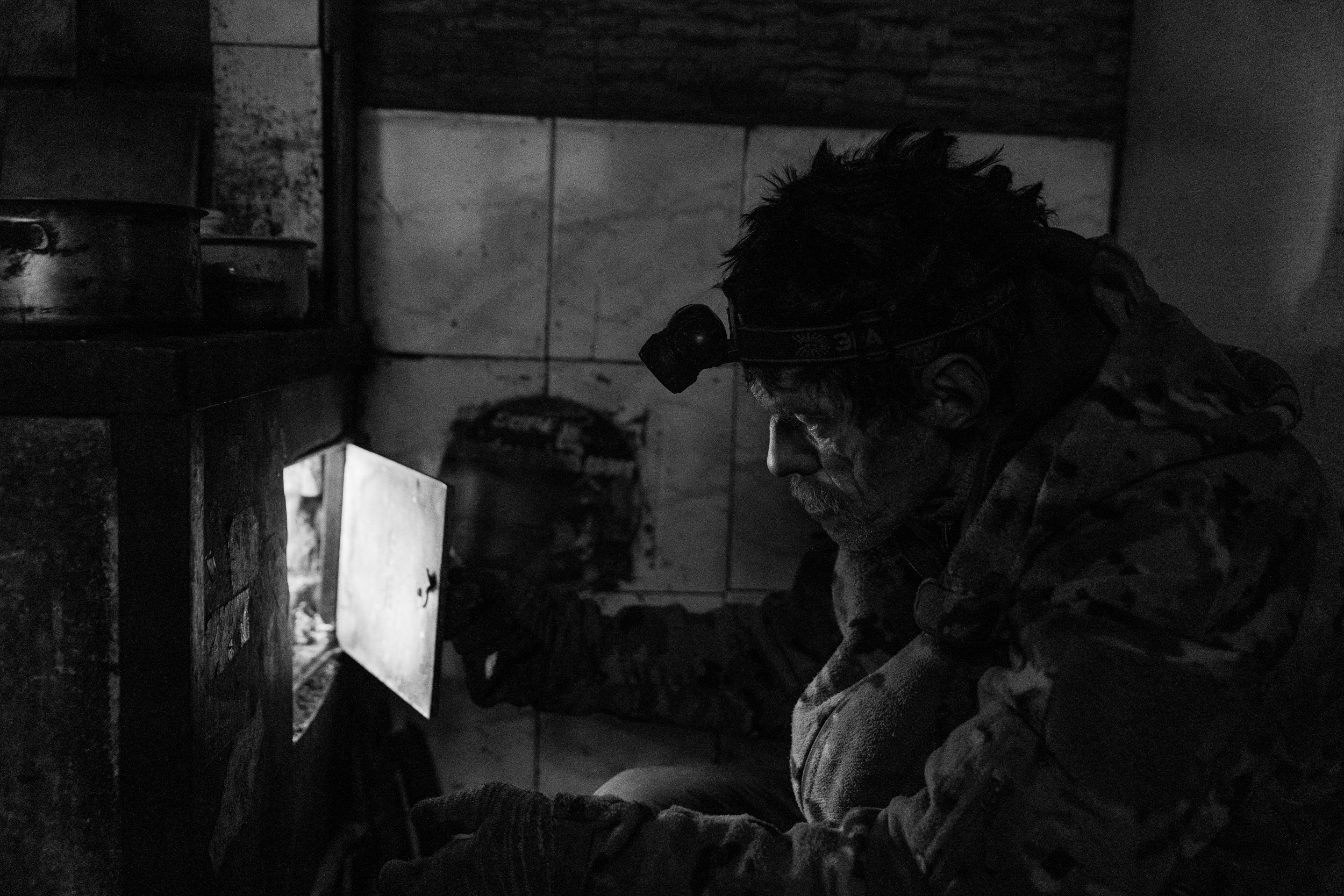 4. Тепло. Угля много — гуманитарка. Но чтобы его зажечь, нужны дрова. Их собирают по деревне. Он сидит у печки. В доме скоро станет тепло.