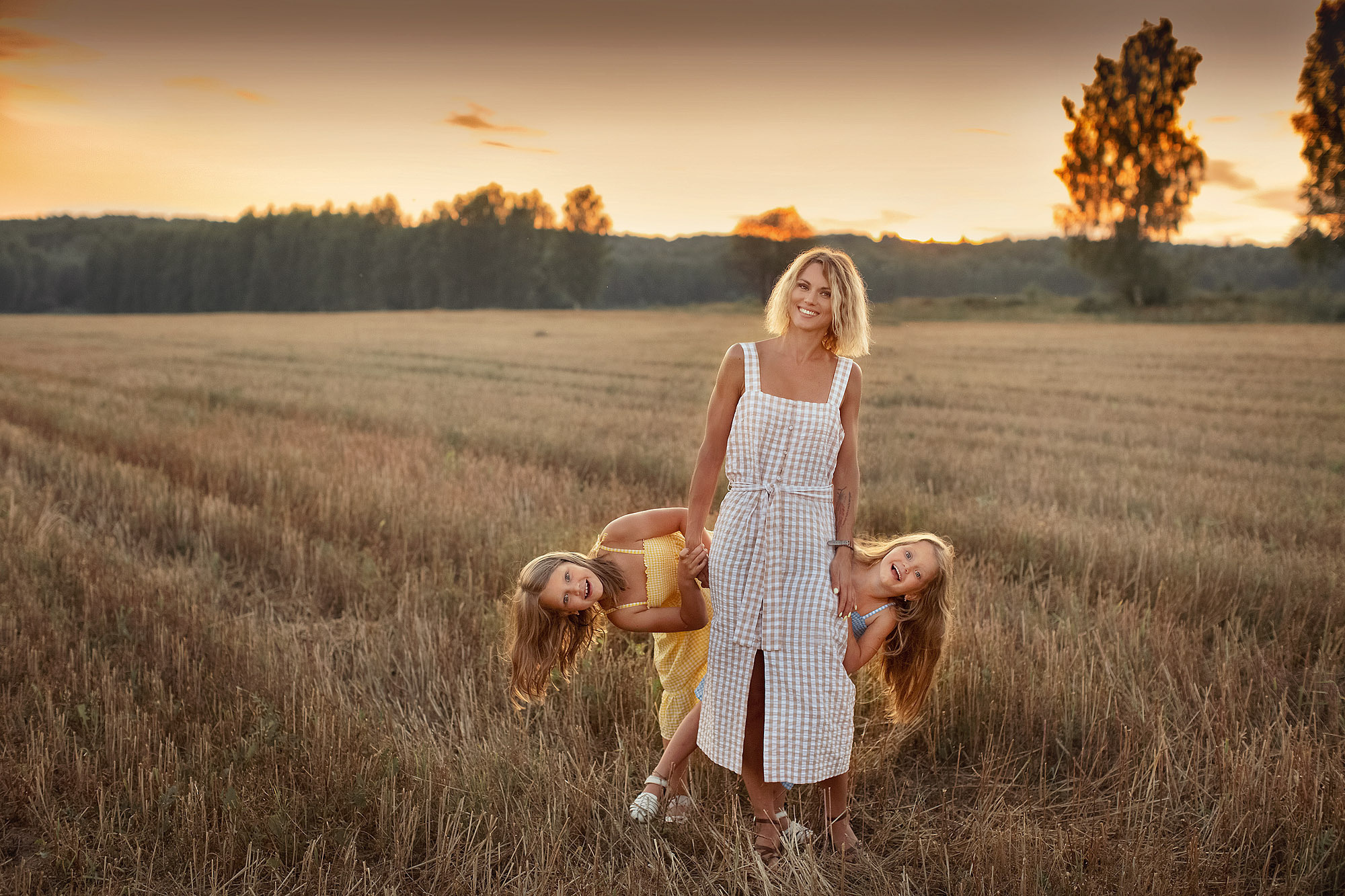 Нежная летняя история в поле. Семейный фотограф Татьяна Надеждина | Москва, Московская область, Ярославль