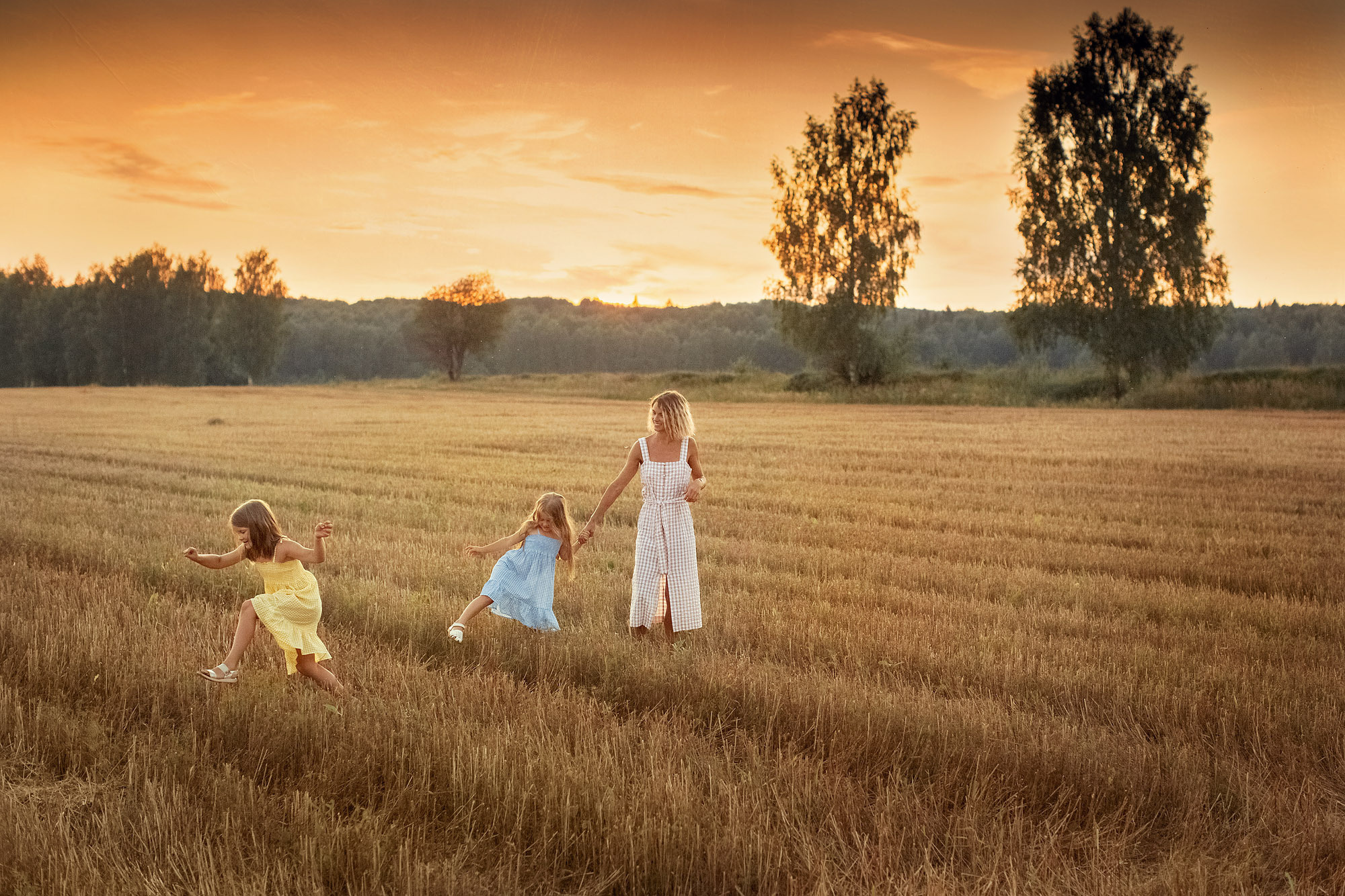 Нежная летняя история в поле. Семейный фотограф Татьяна Надеждина | Москва, Московская область, Ярославль