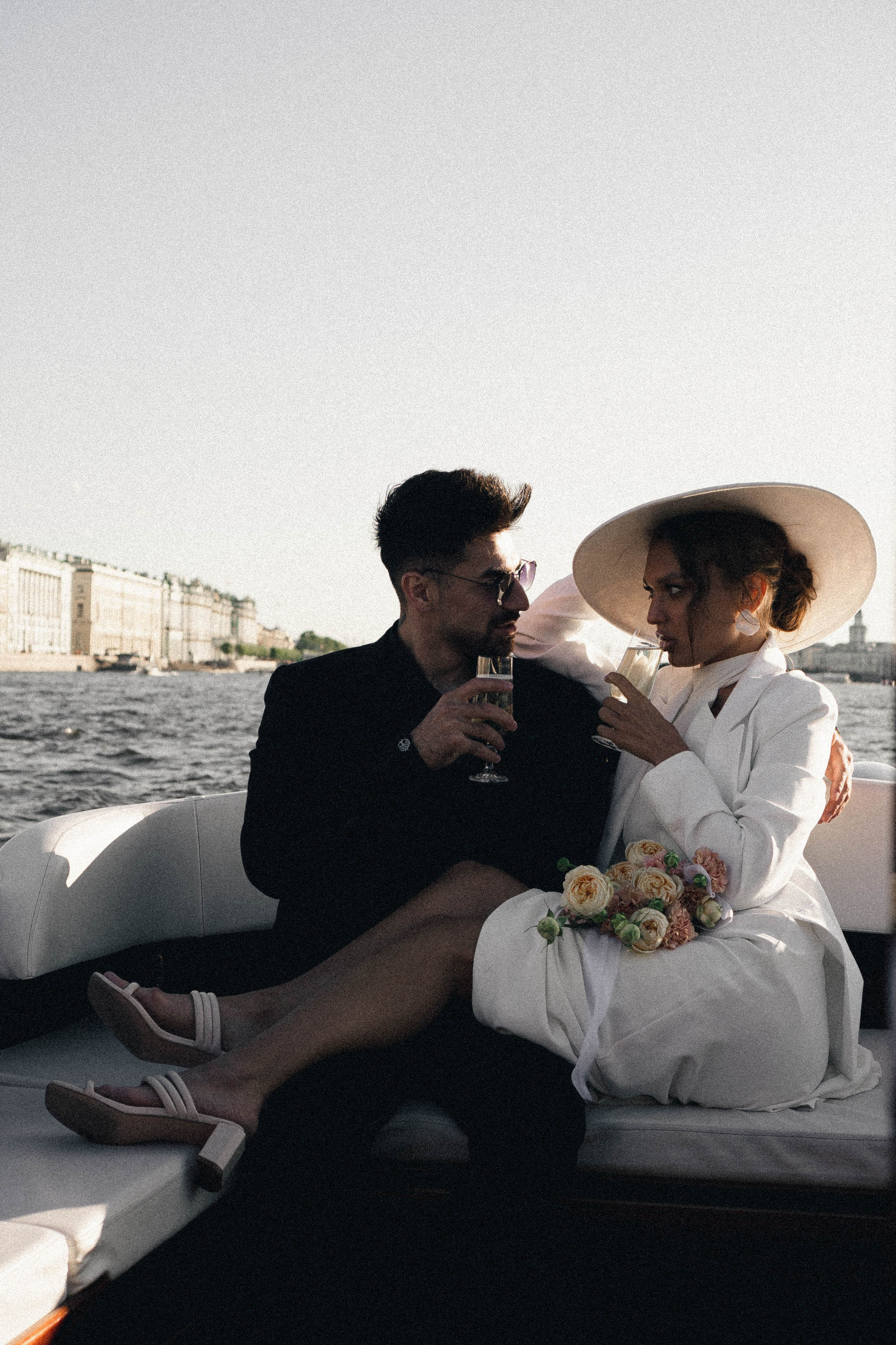 СВАДЕНБНАЯ СЬЕМКА НА КАТЕРЕ ПО КАНАЛАМ САНКТ-ПЕТЕРБУРГА И В АКВАТОРИИ НЕВЫ. Профессиональный фотограф, Санкт-Петербург — Виктория Богомолова