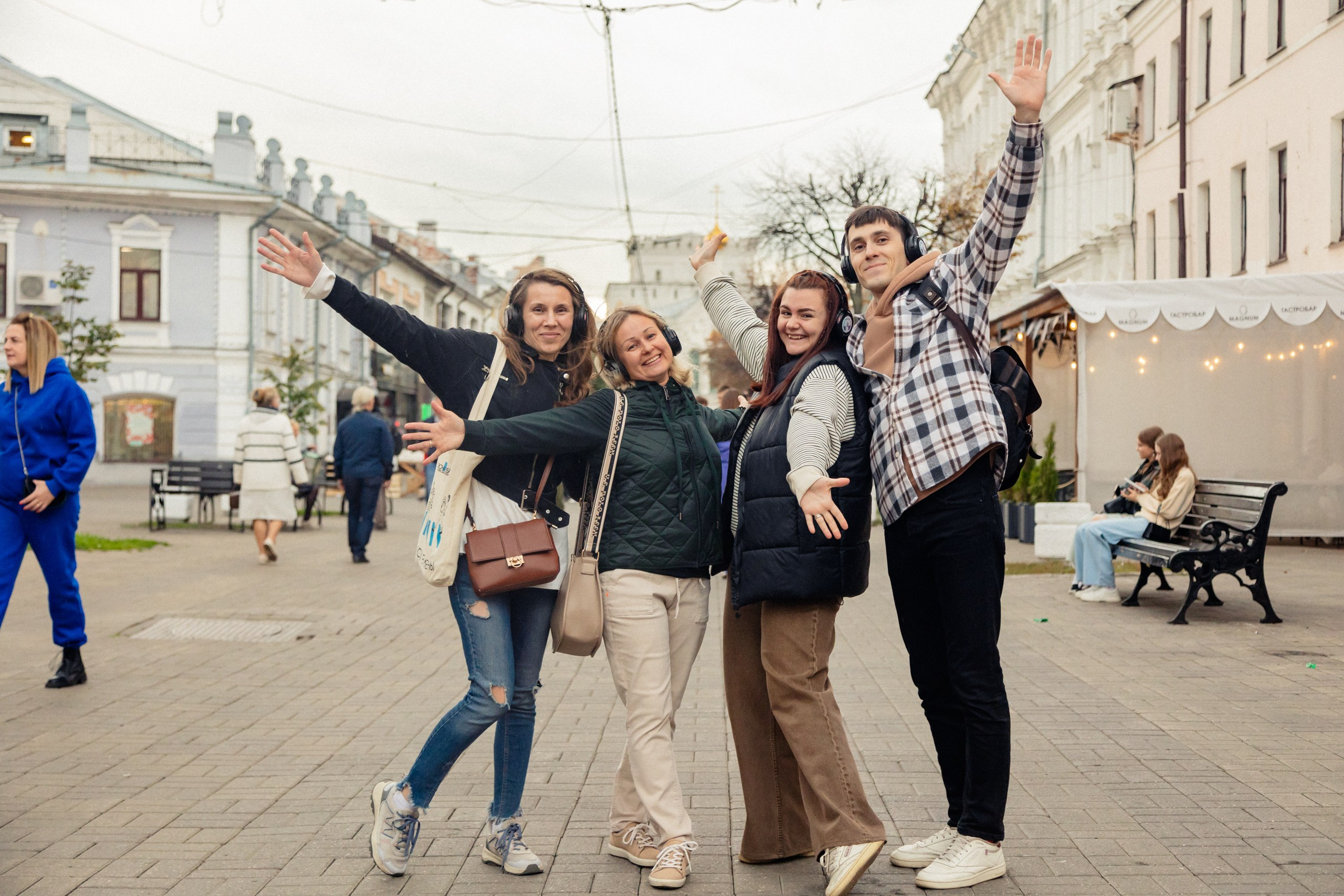 Экскурсия. На каждом снимке всегда два человека: фотограф и зритель