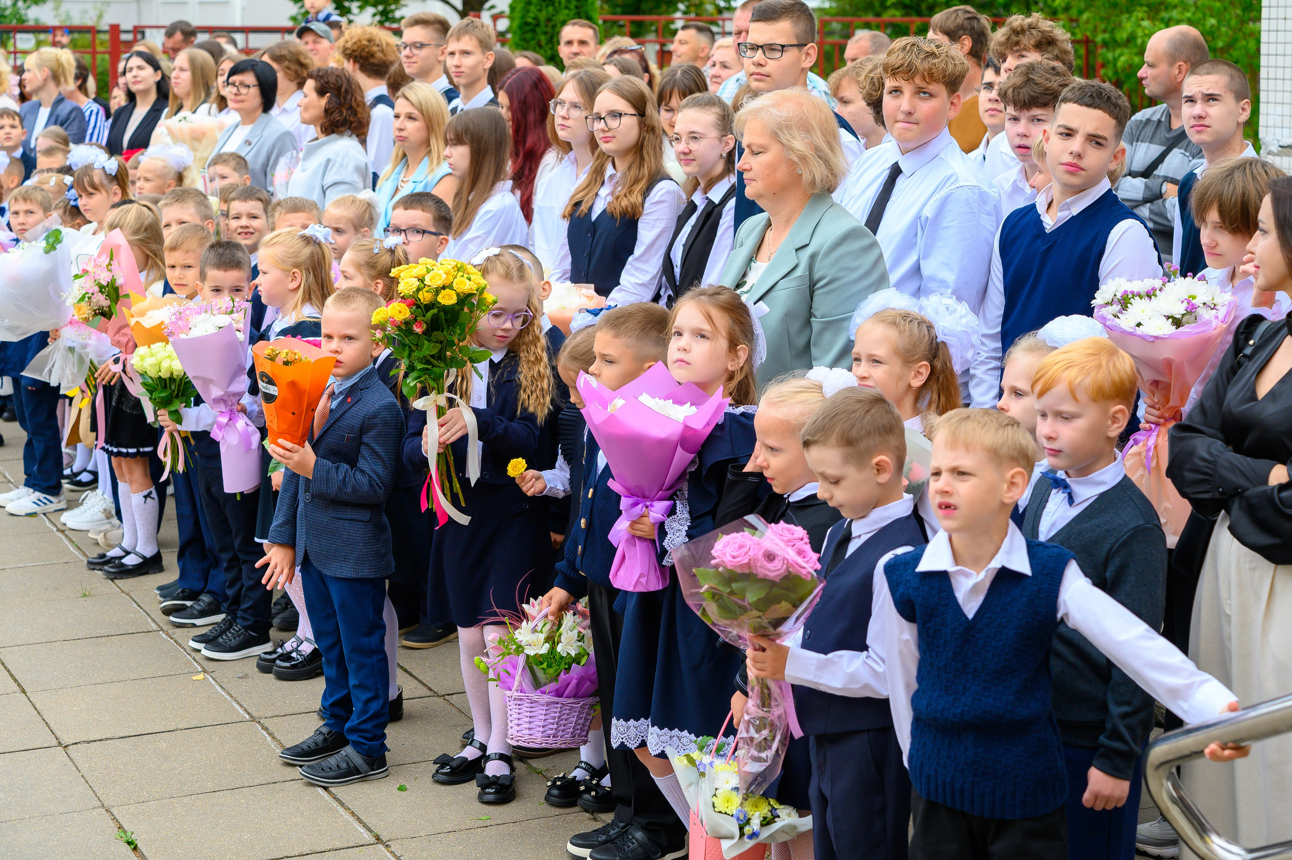Вот звучит первый звонок, перед этим долгое приготовление к новому этапу в жизни, Яромир идет в школу. Фотоуслуги, услуги фотографа, фотографирование важных событий