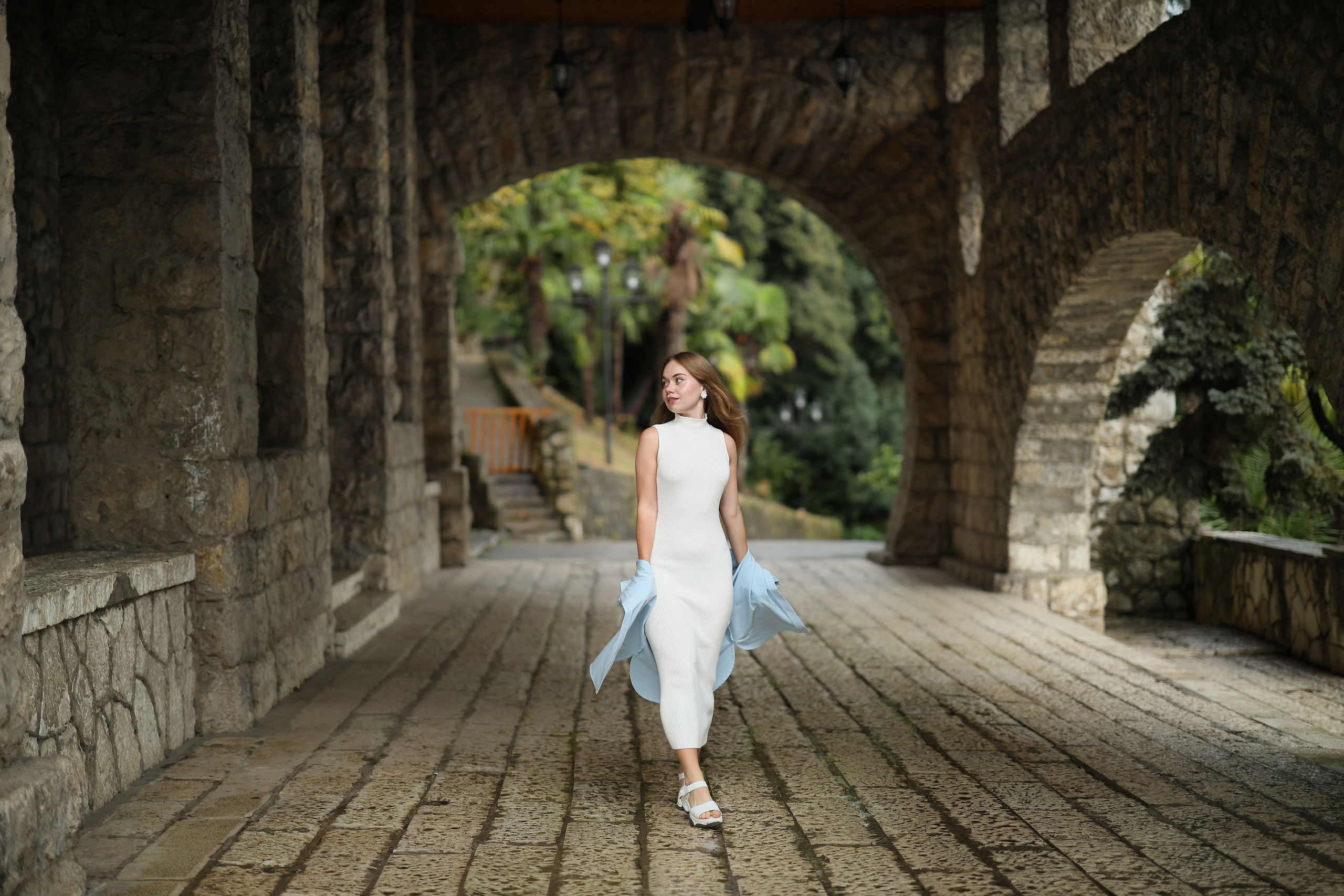 Фотосессия на ступеньках ресторана Гагрипш, Гагра. Свадебный и семейный фотограф в Абхазии Жанна Соснина