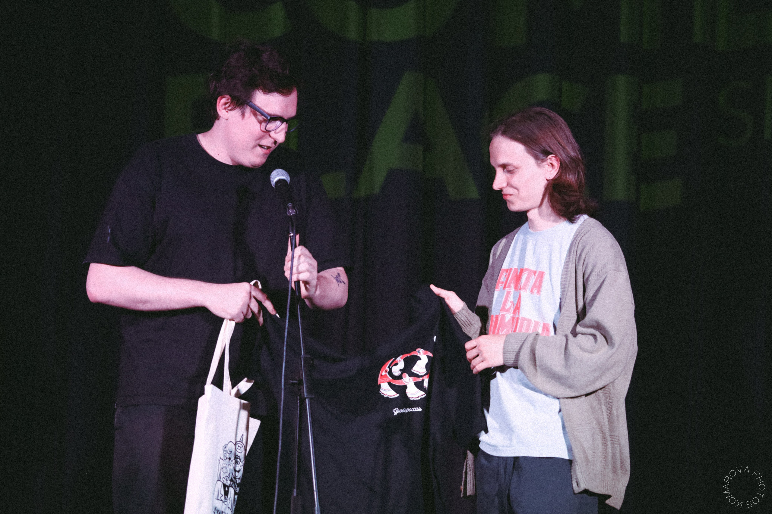 Stand up. Продавцы футболок