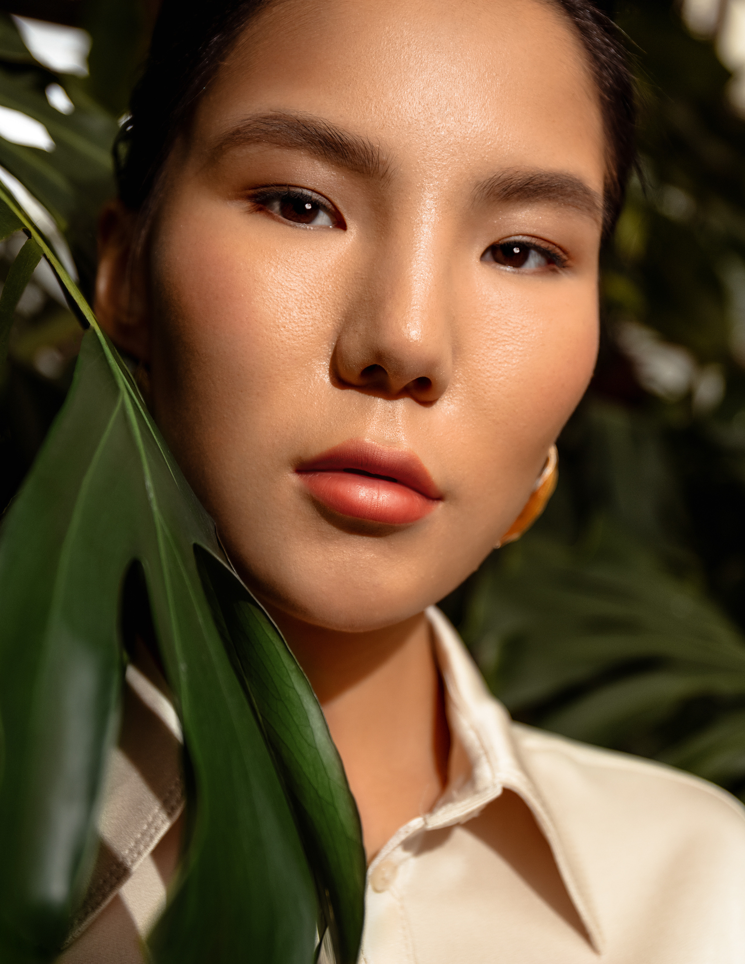 Крупный Beauty-портрет девушки в оранжерее