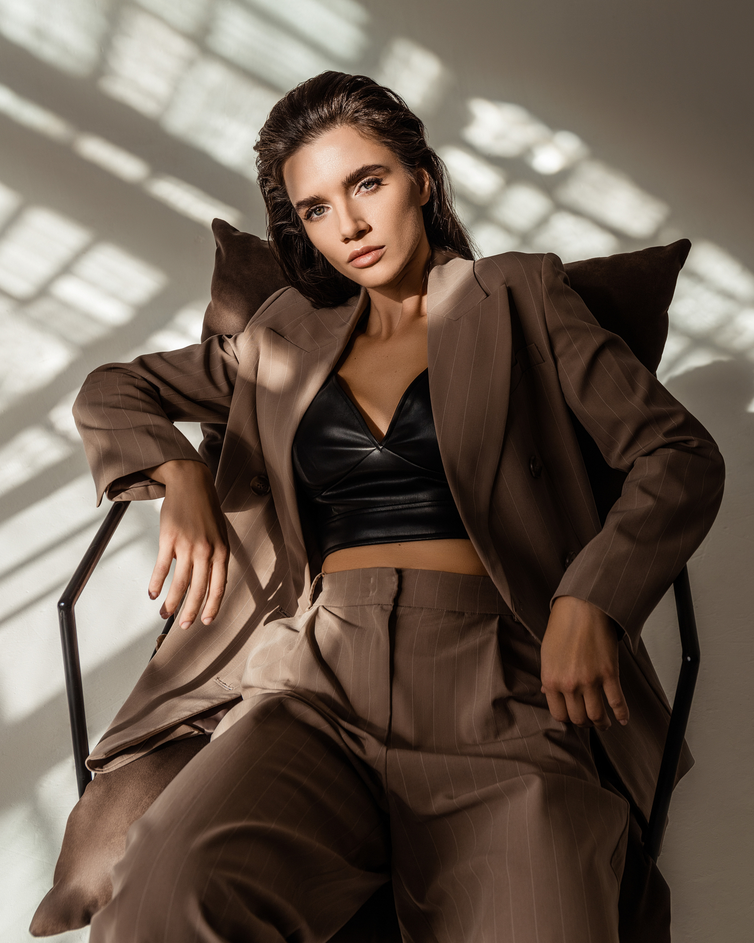 Студийный женский портрет в стиле минимализм со смешанным светом