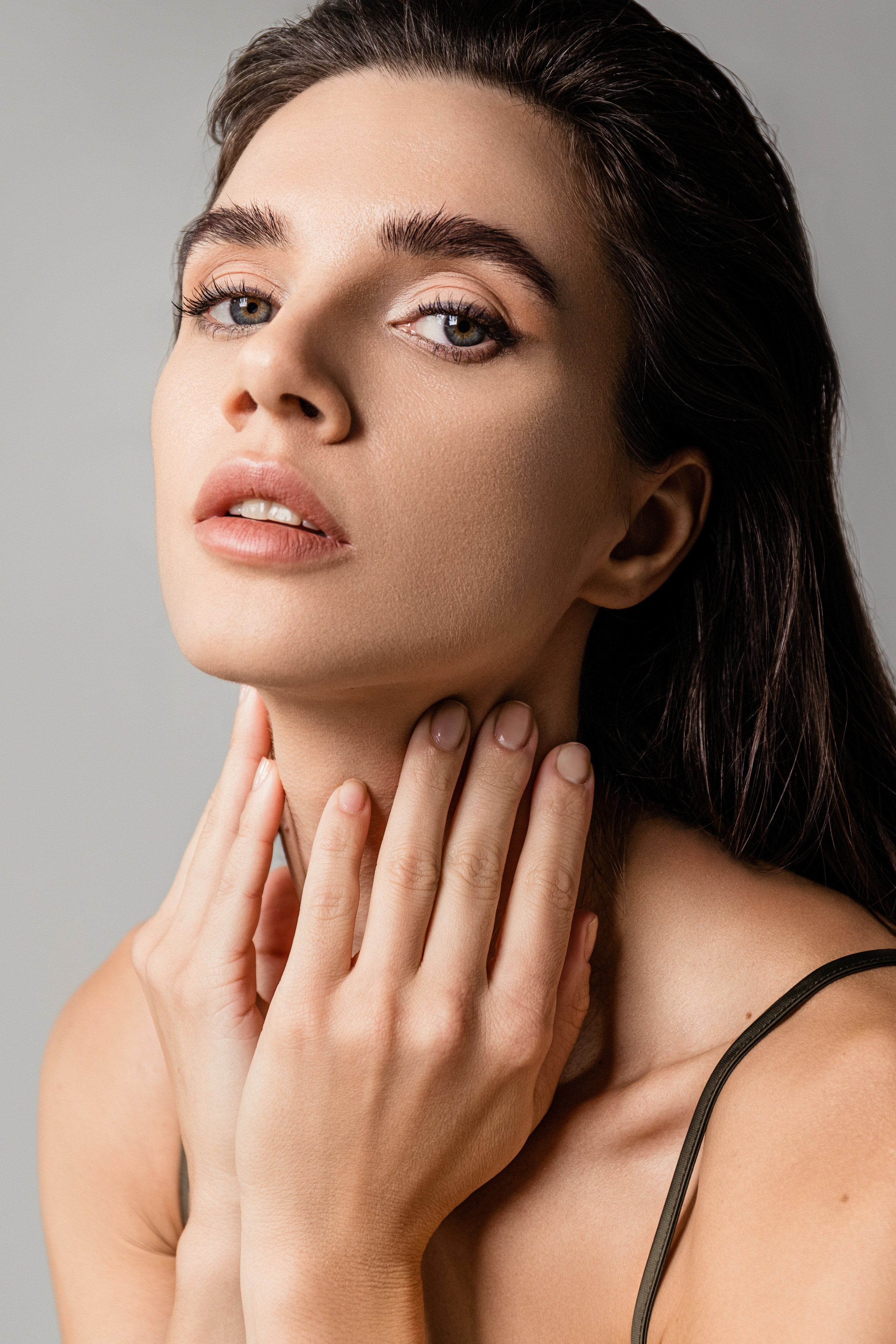 Крупный женский портрет в студии