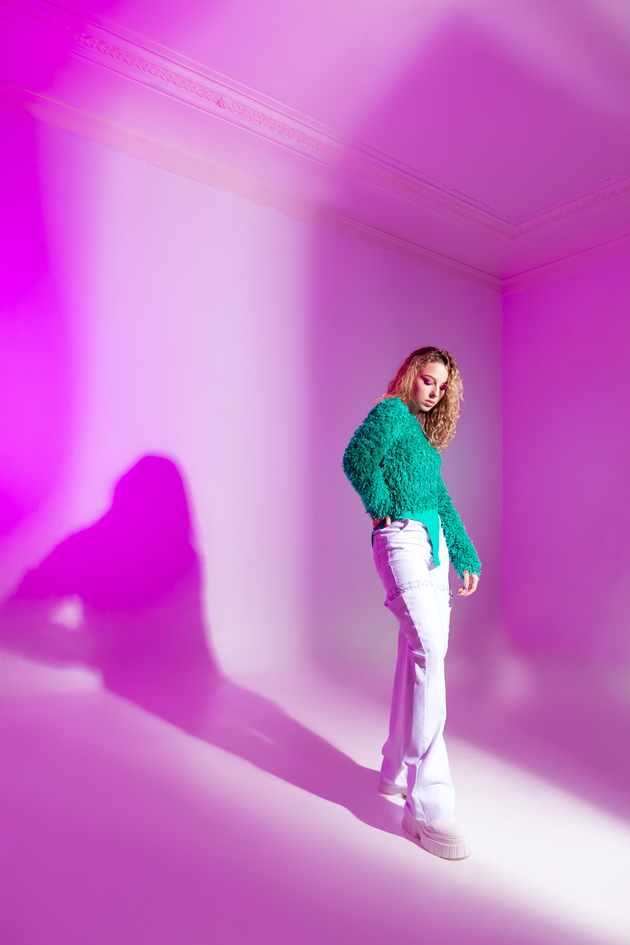 Фотография девушки в полный рост с цветным розовым светом