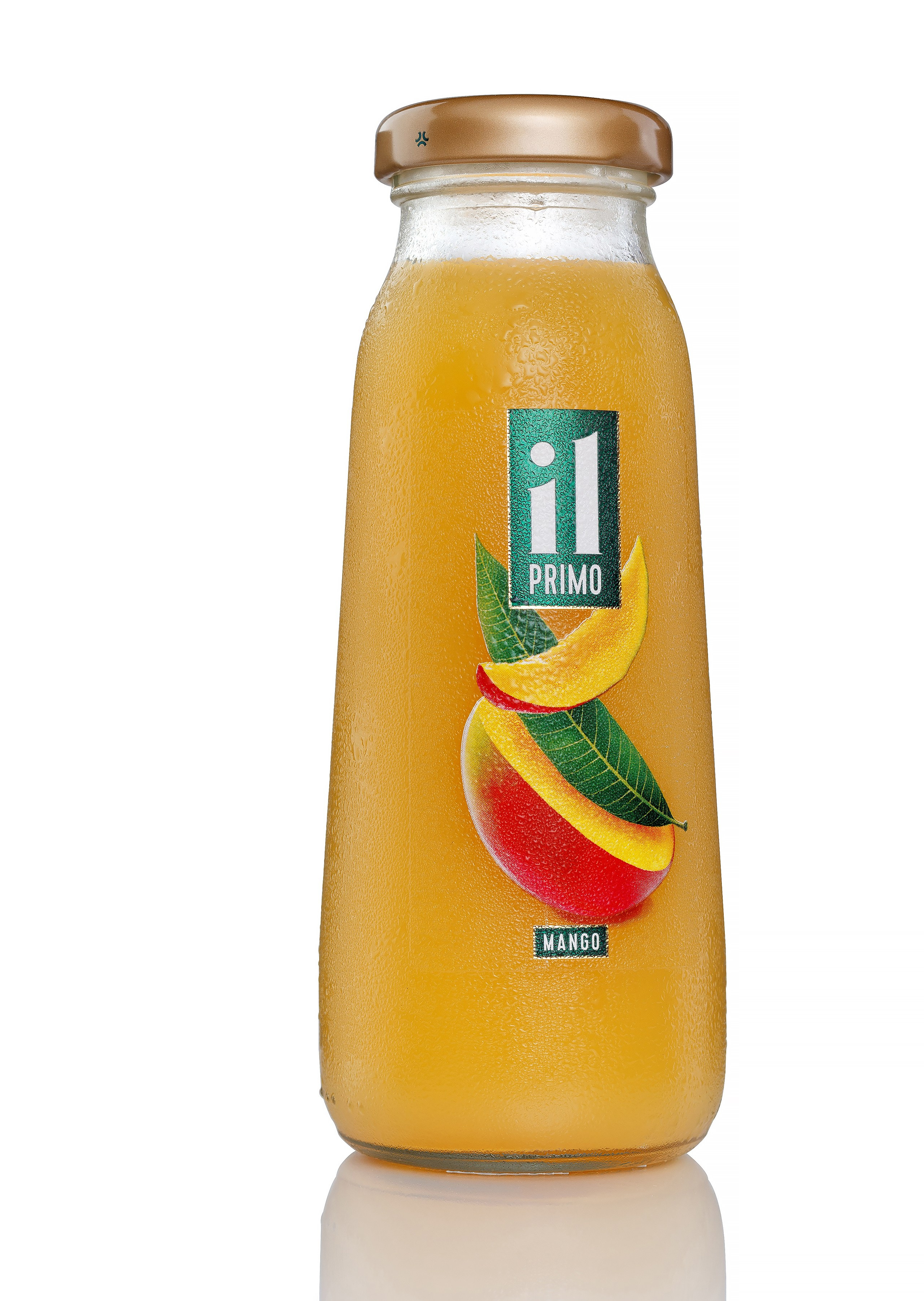 Сок манго в стеклянной бутылке белый фон каталожное фото