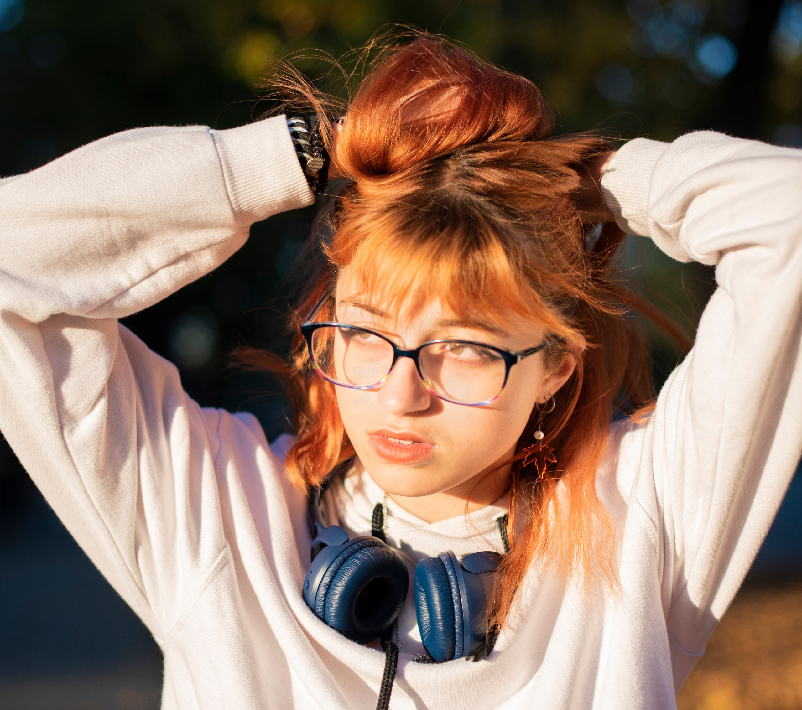 девушка-студентка. длинные рыжие волосы. белая кофта. очки. наушники. кепка. каменск-шахтинский