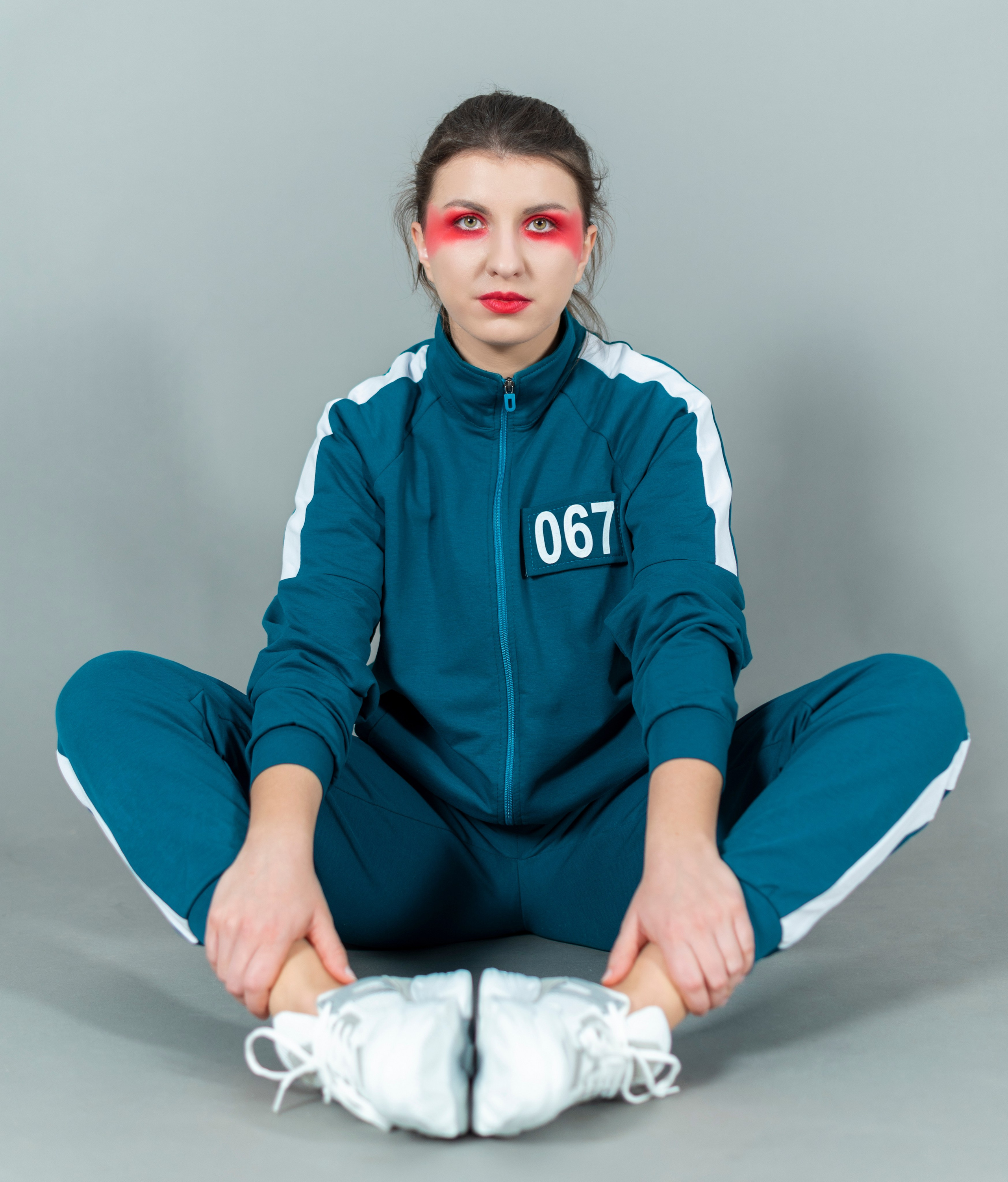 Фотопроект самоизоляция, сомнамбула, сновидческие видения, философия, одиночество, арт-фотография. девушка с красным макияжем