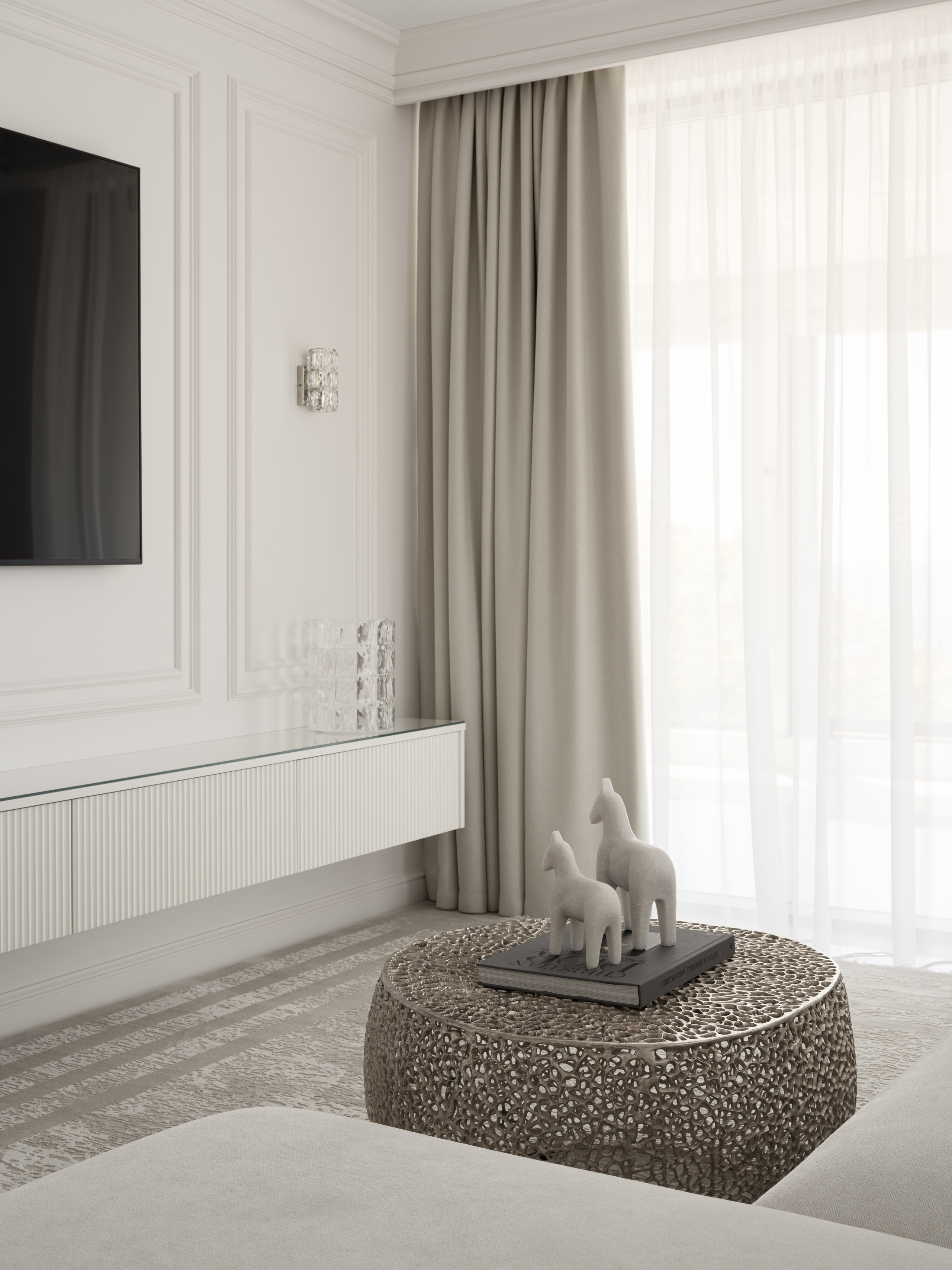 Интерьер гостиной в бежево-серой палитре, мягкие шторы, настенный телевизор и фактурный кофейный столик с декоративными фигурками, гармоничный современный стиль — работа дизайнера Алёны Боярской, стилист Наталья Якушева, фото Сергей Денисенко.