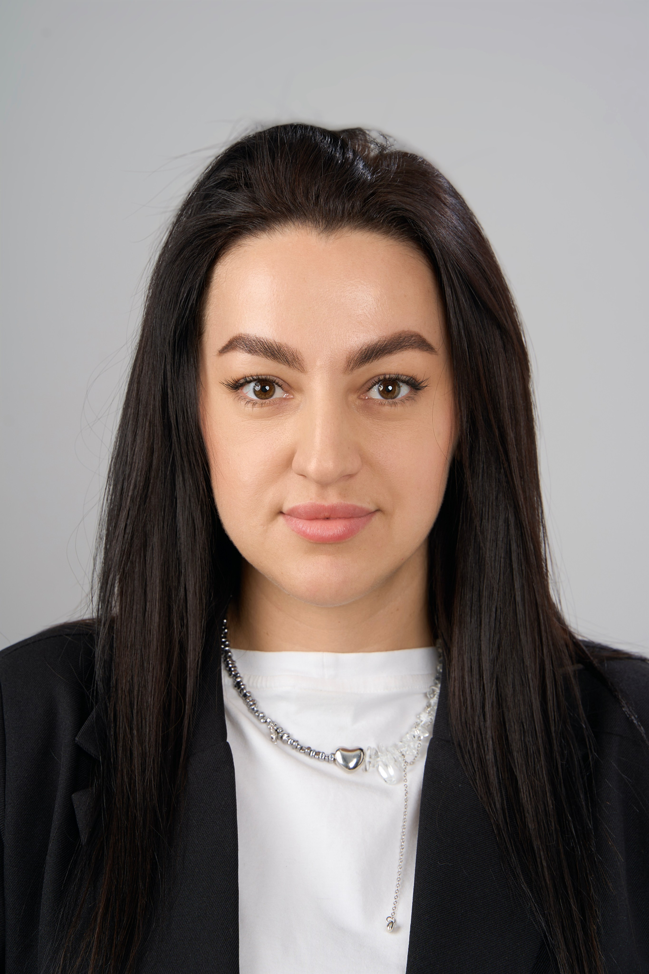 "Профессиональный портрет мужчины в студии""Женский портрет с естественным освещением""Крупный план портрета улыбающейся женщины""Портретная съемка в студии для делового портфолио"Для съемки сотрудников компании:"Группа сотрудников компании на корпоративной фотосессии""Портреты сотрудников офиса для корпоративного сайта""Фотосъемка команды компании в рабочей обстановке""Деловой портрет сотрудника для бизнес-профиля"