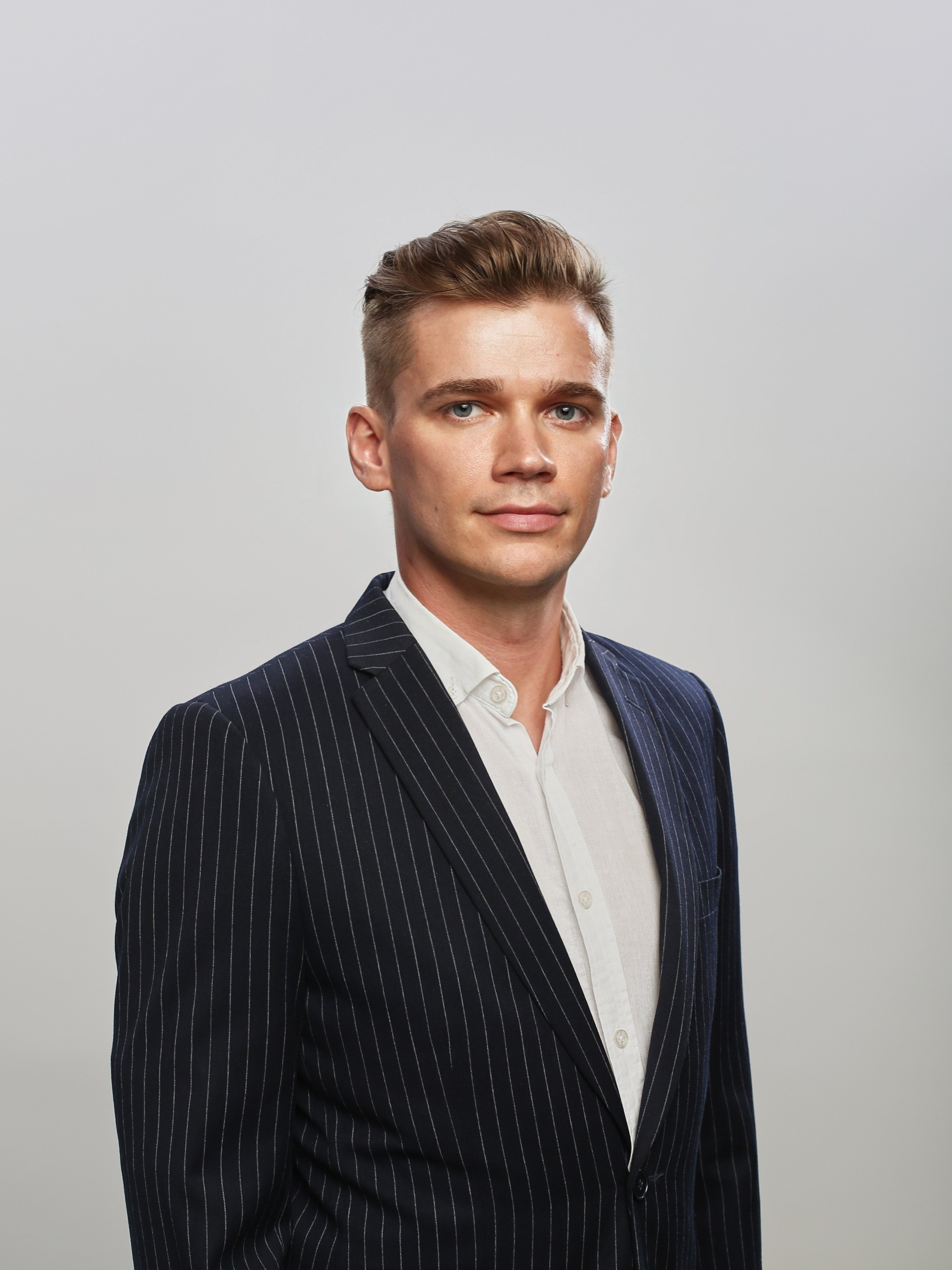 "Профессиональный портрет мужчины в студии""Женский портрет с естественным освещением""Крупный план портрета улыбающейся женщины""Портретная съемка в студии для делового портфолио"Для съемки сотрудников компании:"Группа сотрудников компании на корпоративной фотосессии""Портреты сотрудников офиса для корпоративного сайта""Фотосъемка команды компании в рабочей обстановке""Деловой портрет сотрудника для бизнес-профиля"