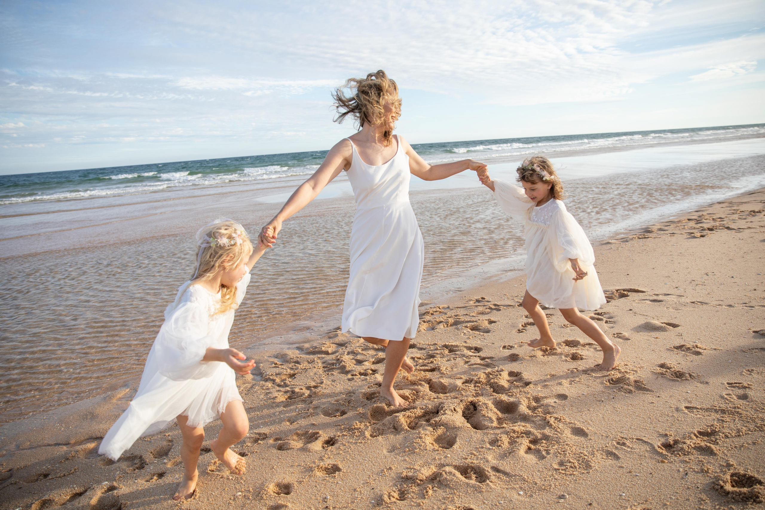 Family on the ocean. Professional Photographer in Portugal. Oksana Lomnova