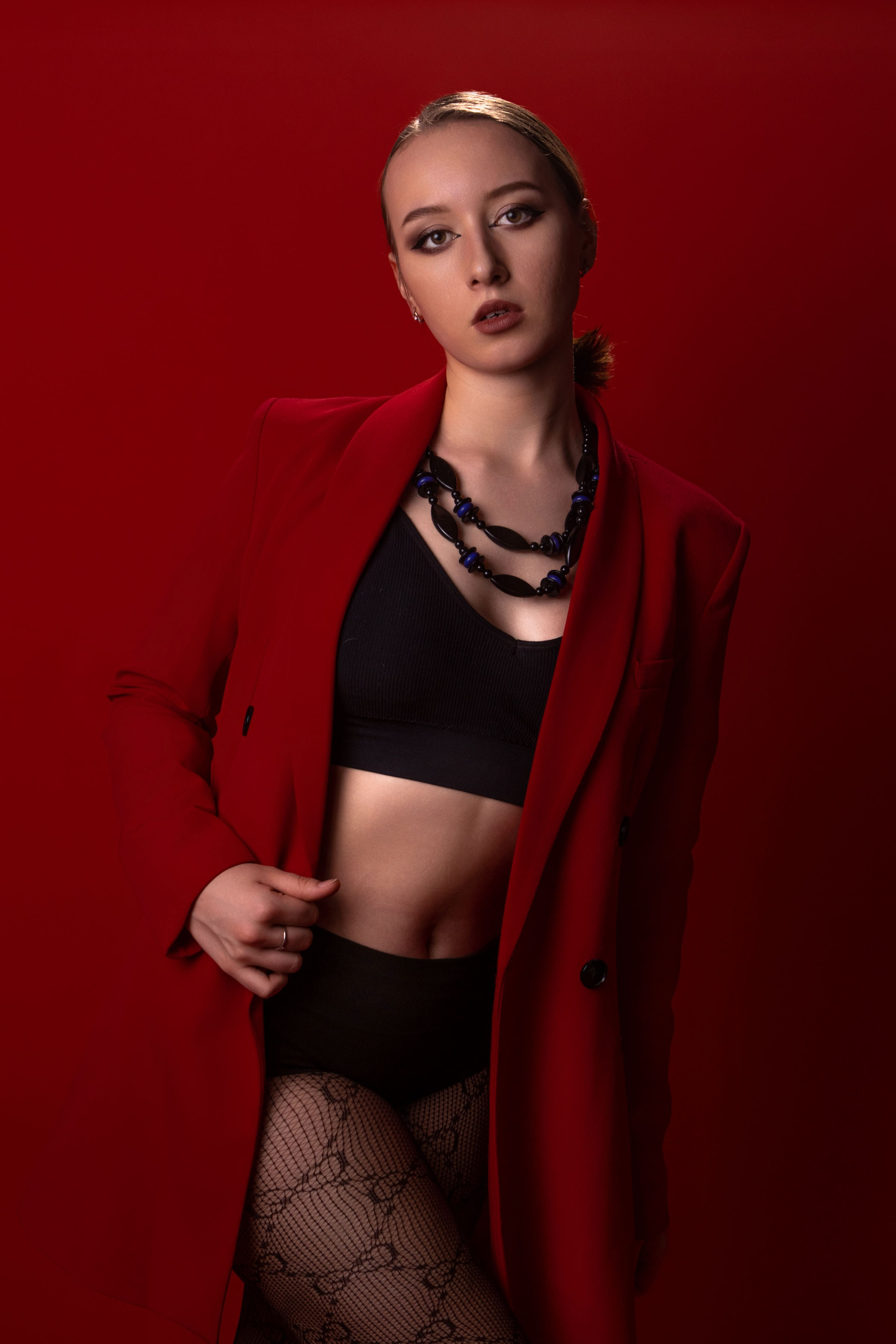 Сексуальная фотосессия на красном фоне в спб