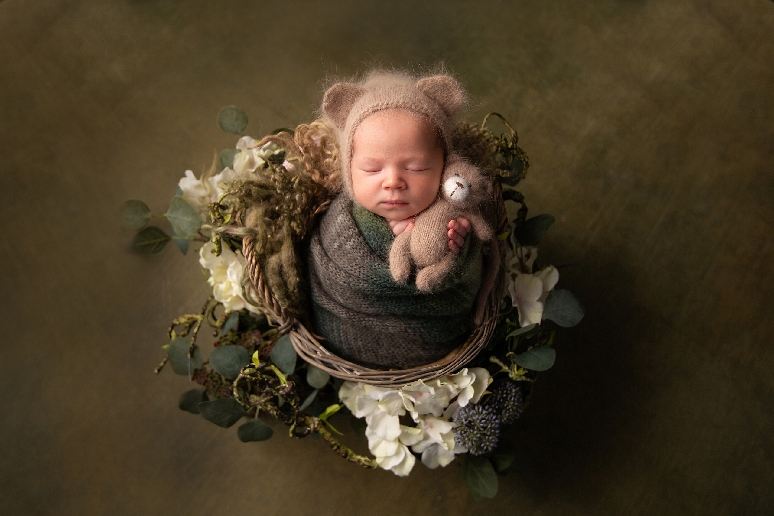 новорожденный малыш позировка кокон в корзине с цветами
