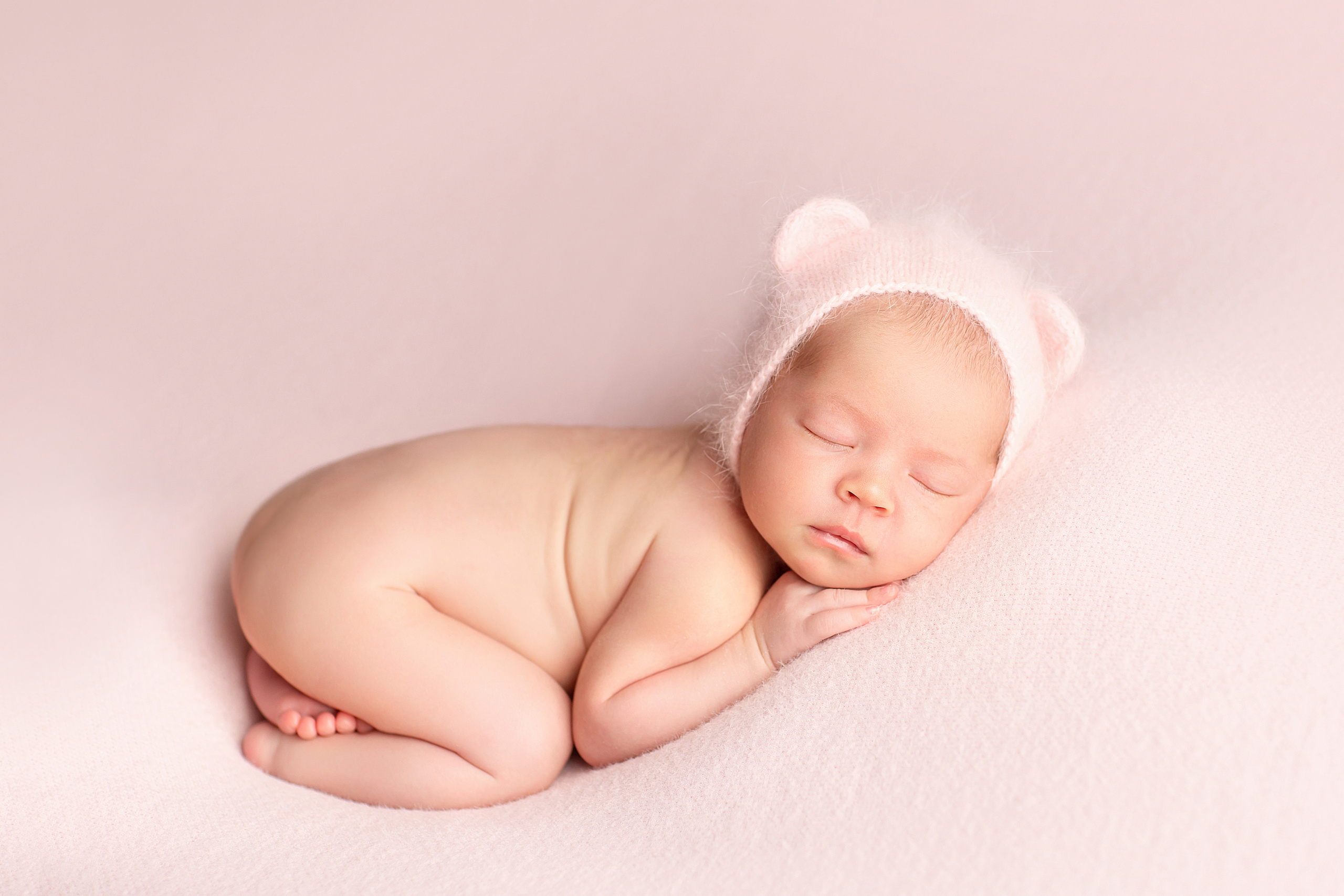 новорожденный малыш в шапочке котенка