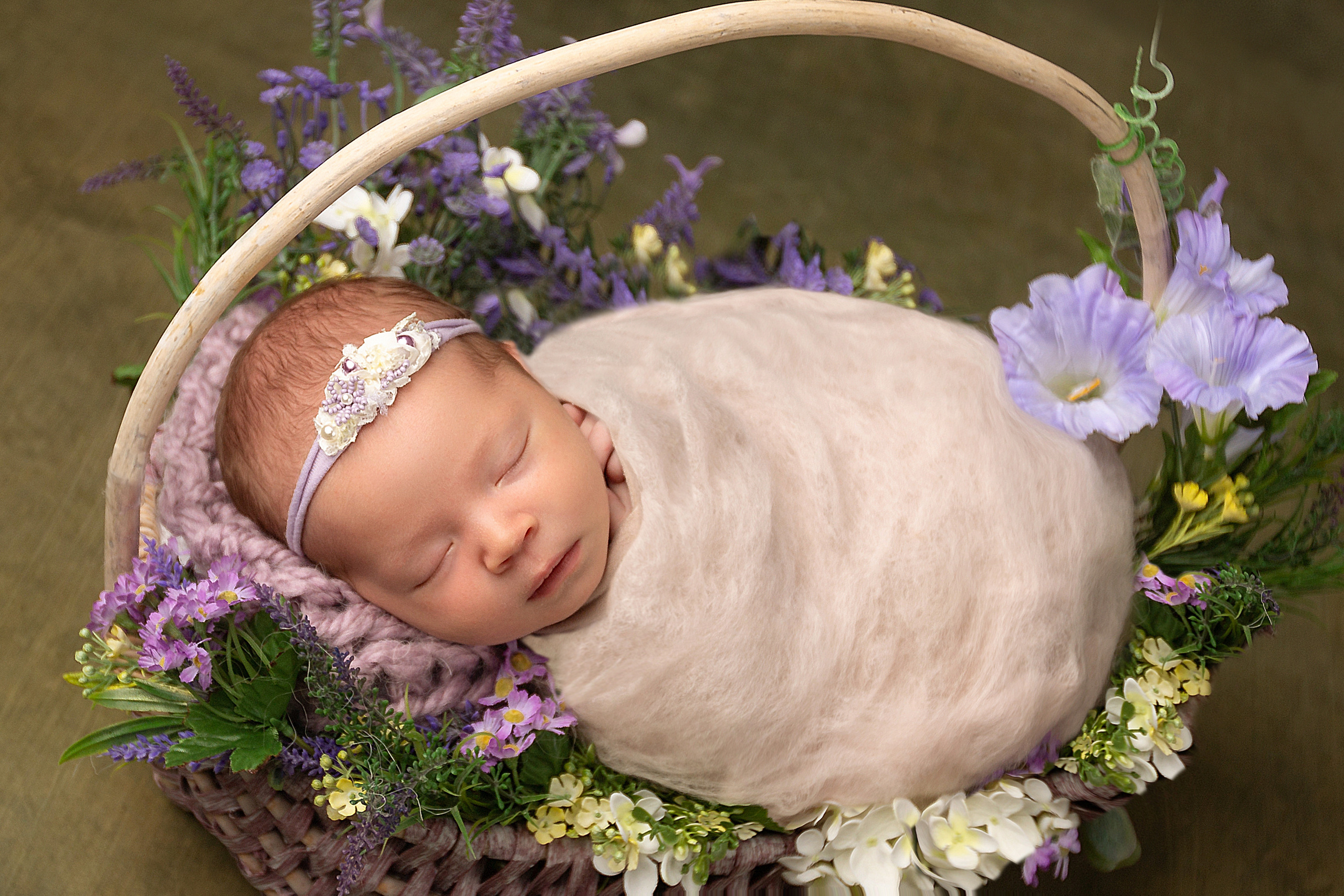 новорожденная малышка в корзинке с цветами 