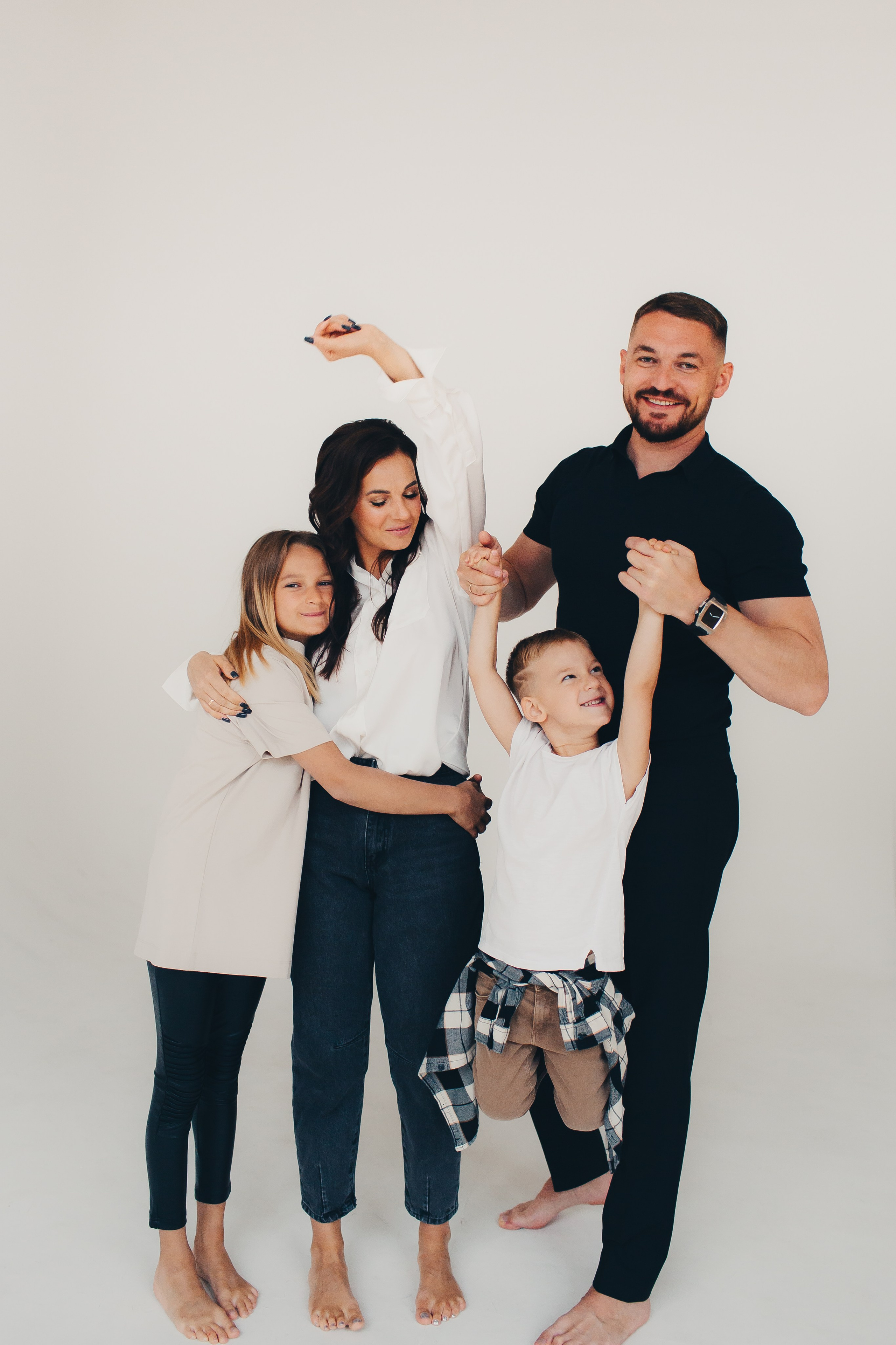 Семейная съёмка на белом фоне. Фотограф Евгения Мальцева, Архангельск