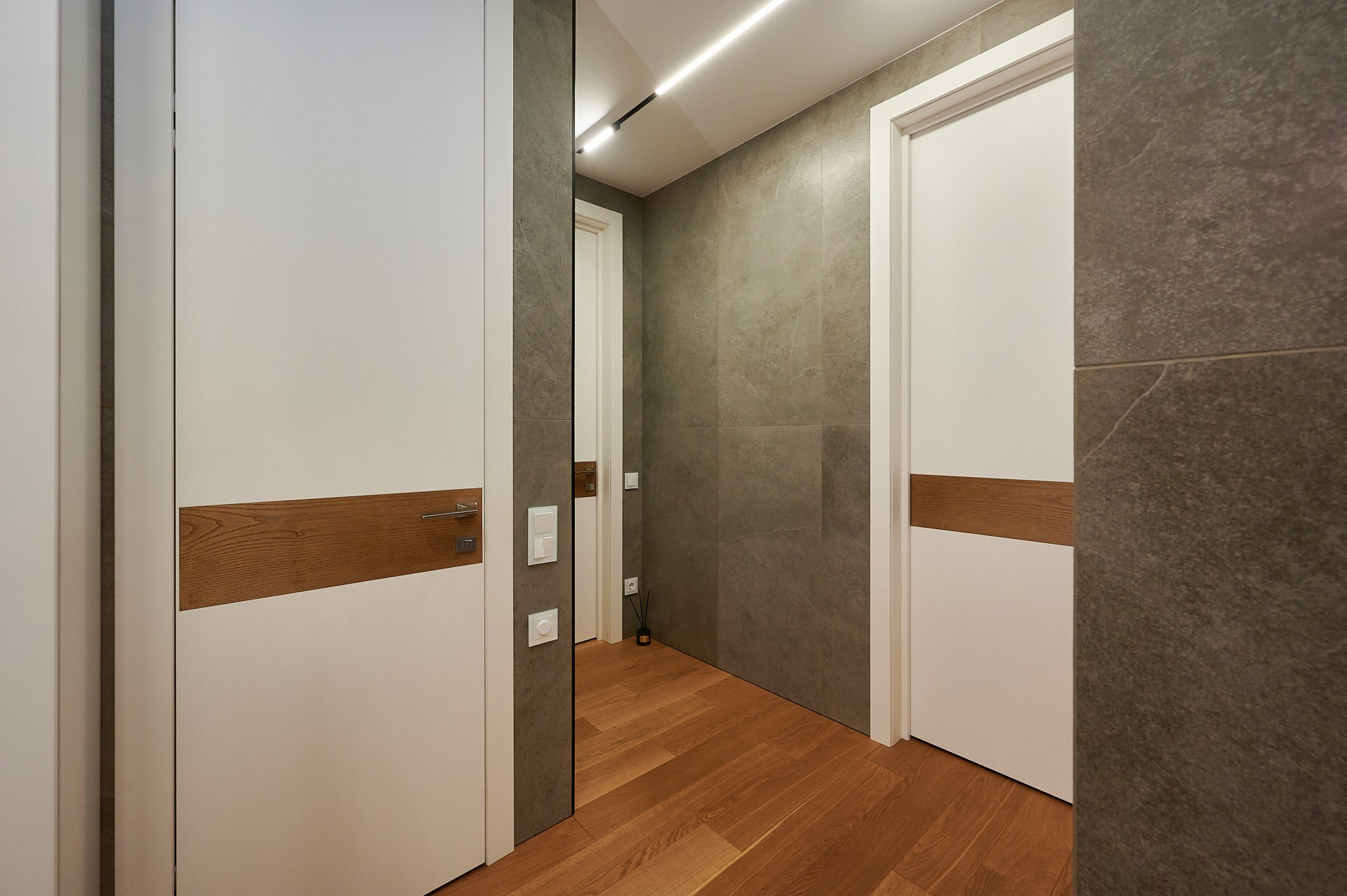 коридор  серые плитки белые двери 