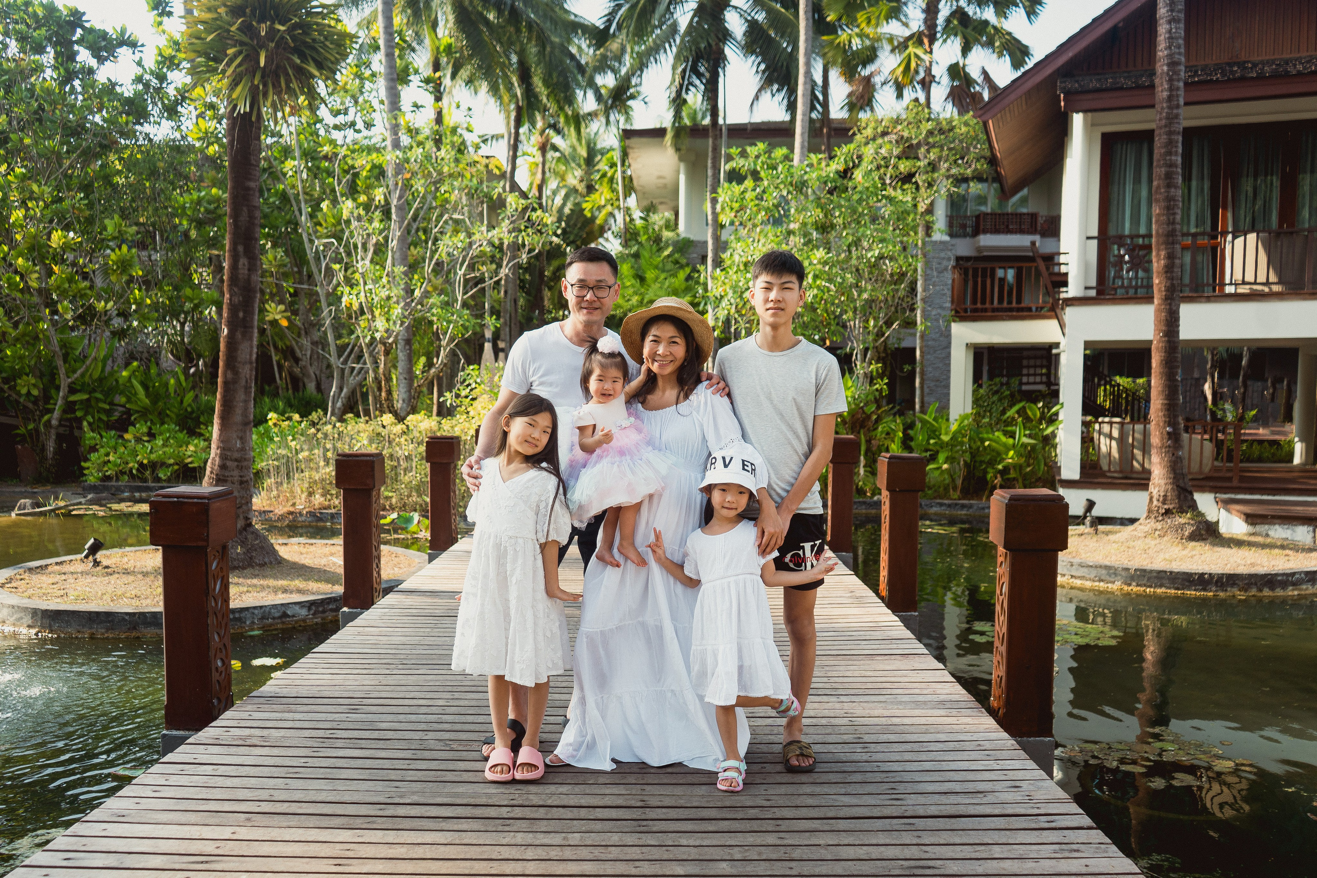 Семейная фотосъёмка на Пхукете – тепло, искренность и любовь вашей семьи на фотографиях. Ян Долматов — фотограф, видеограф и продюсер на Пхукете, Таиланд