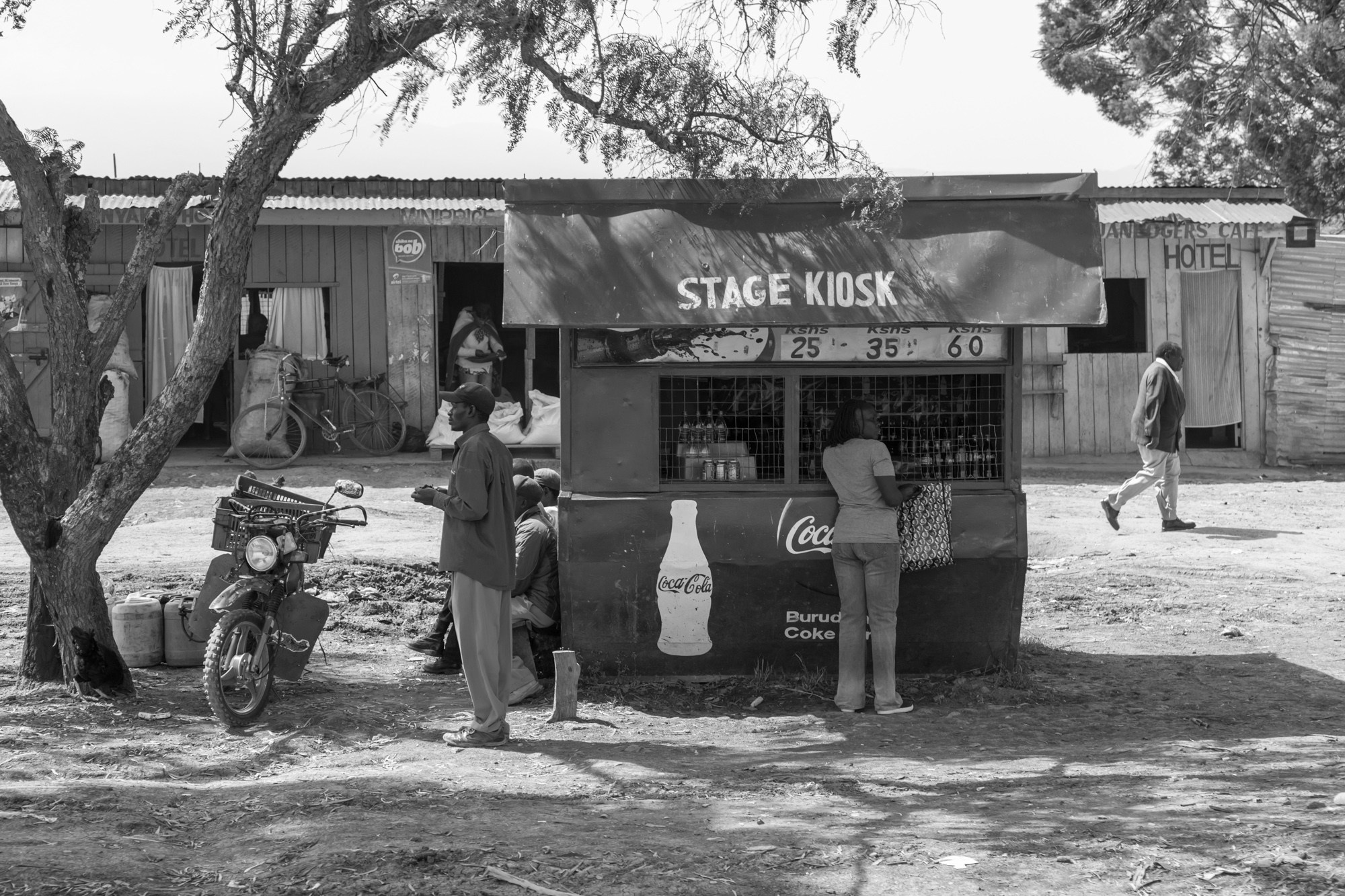 Кения. На обочине дороги. Фотограф Алексей Скоробогатько