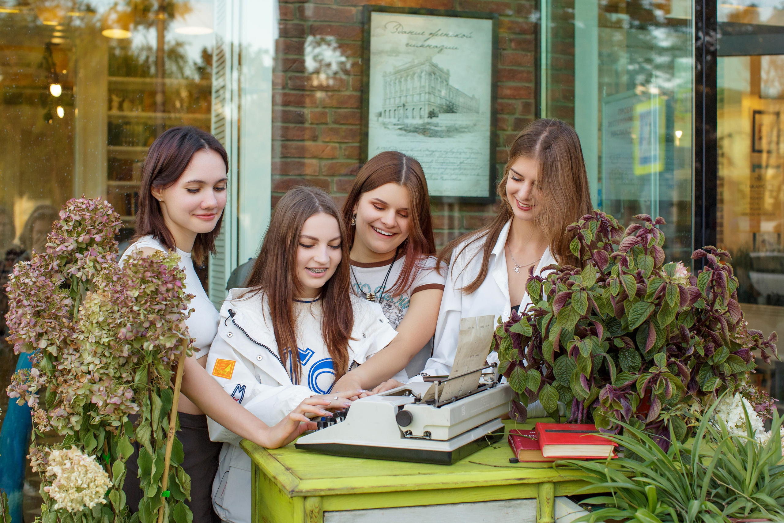 Уличная фотосессия выпускников. Школьные выпускные альбомы в Белгороде