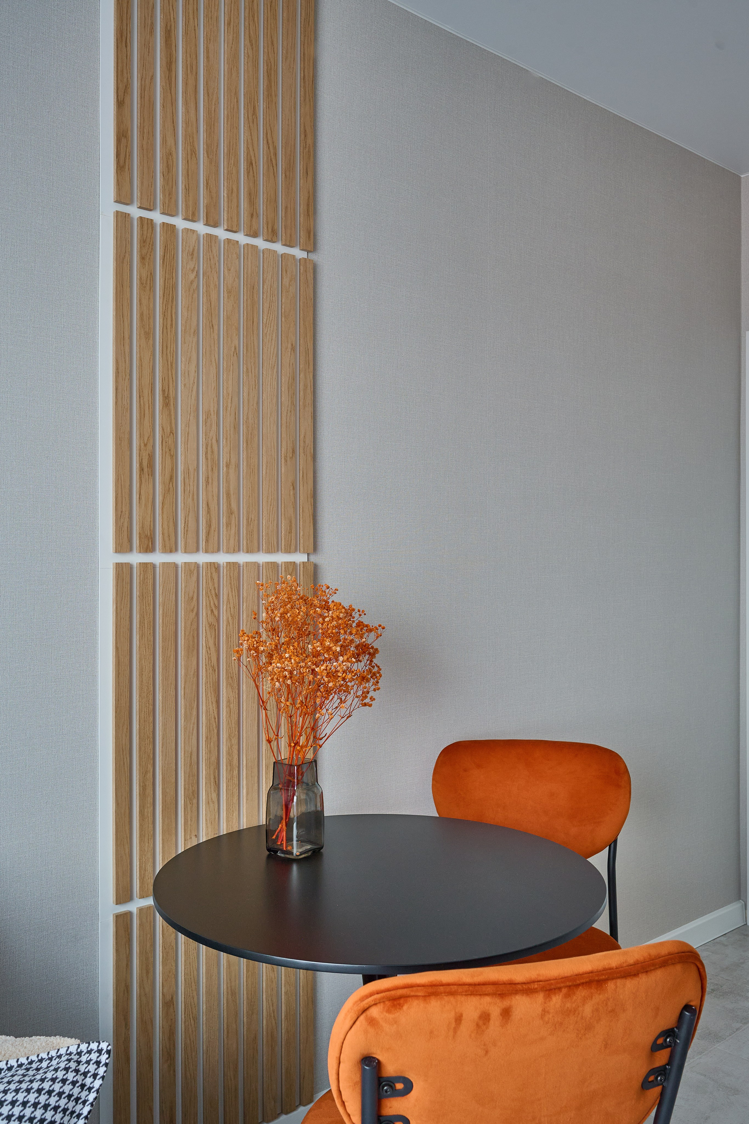 черный стол оранжевое кресло 