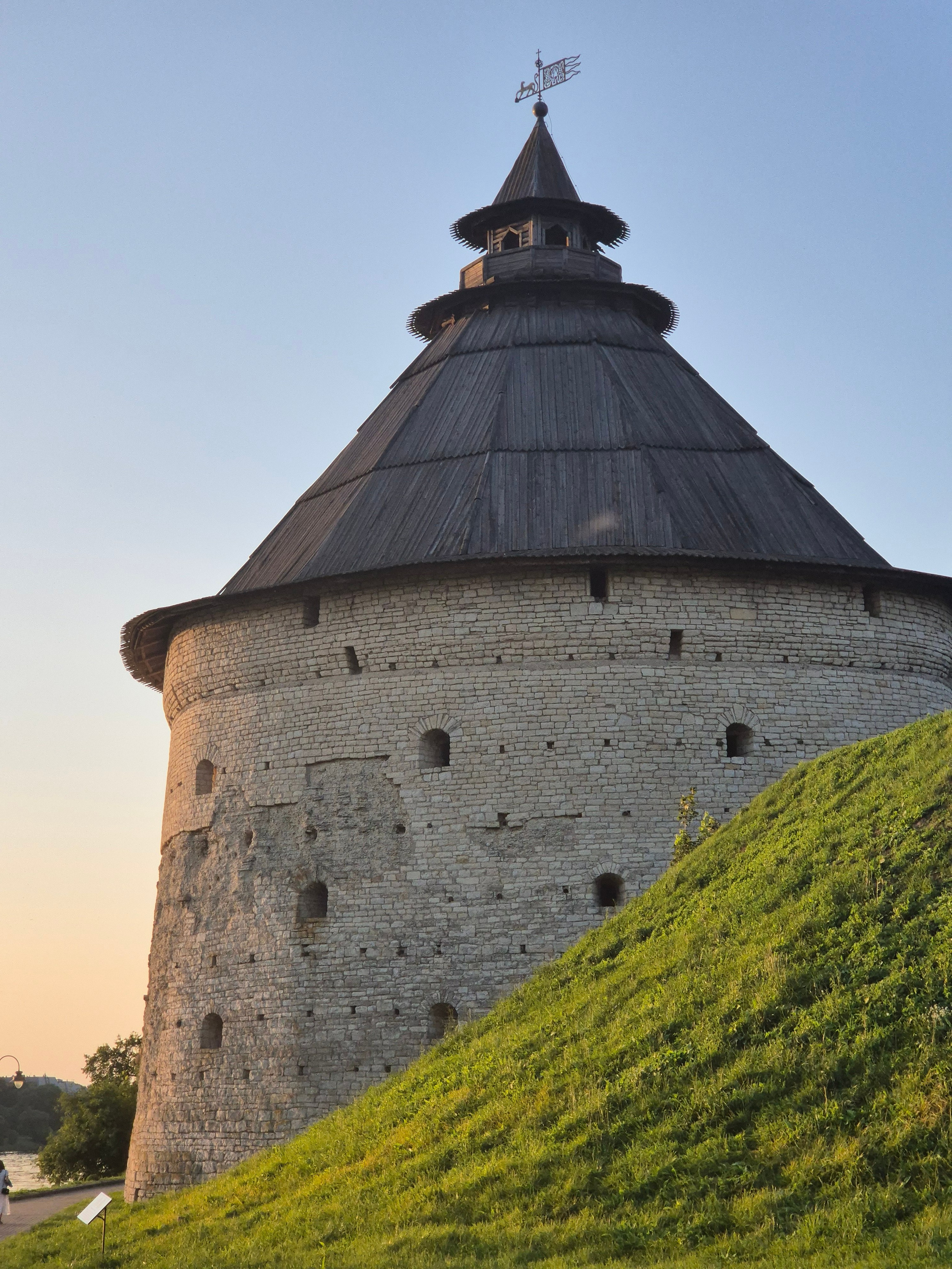 Возле башни сохранились фрагменты вала