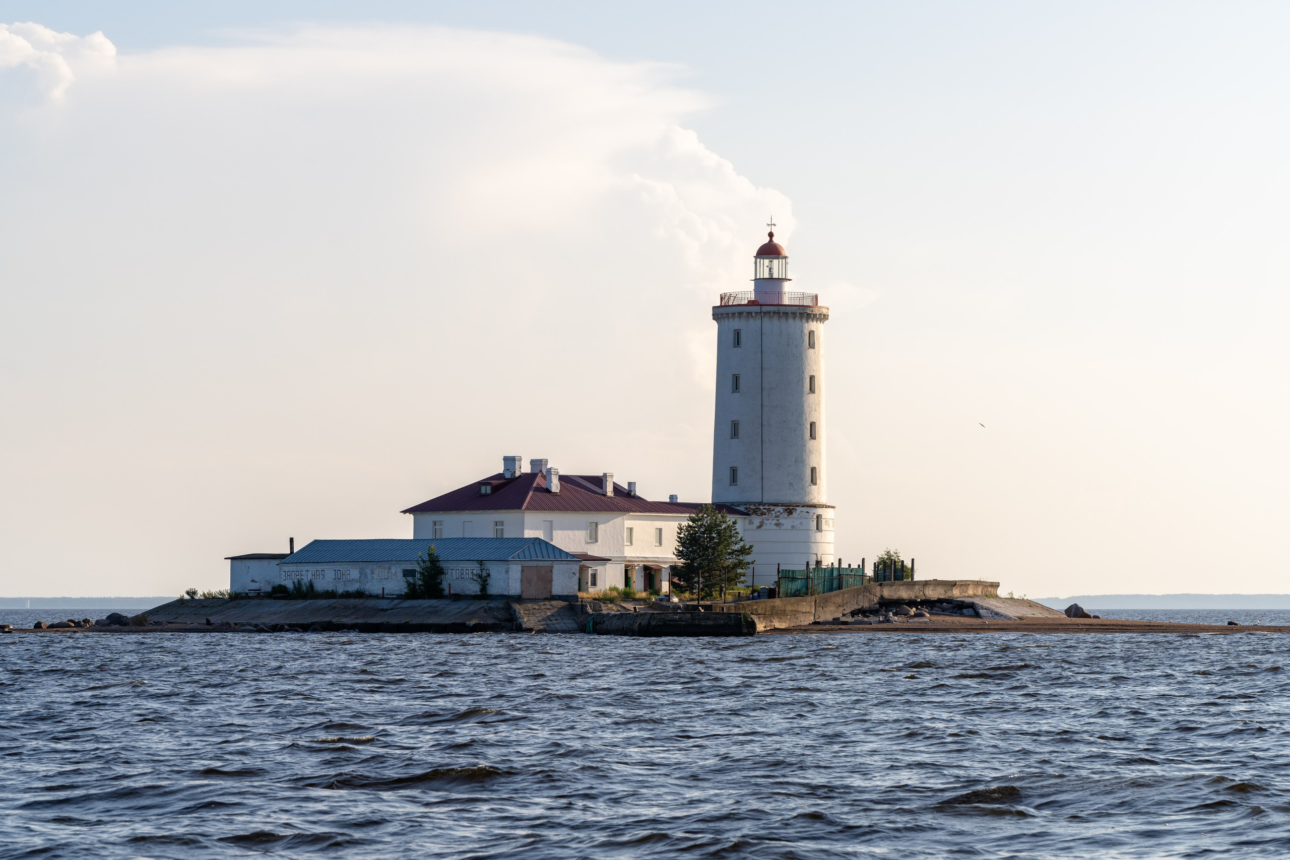 Вид на маяк Толбухин с воды