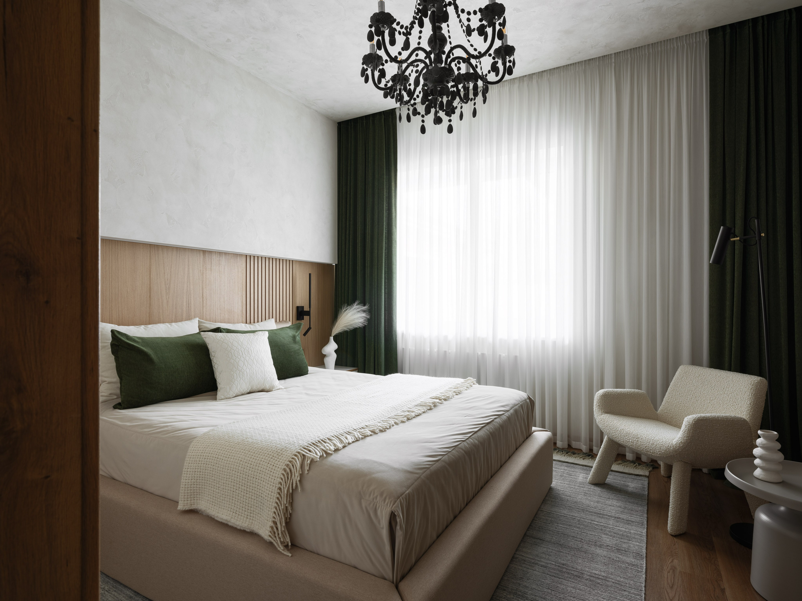 Спальня с чёрной люстрой, акцентной деревянной стеной и зелёными шторами. Интерьер выполнен дизайнером Наталией Шелепниковой, фото сделано Сергеем Денисенко, стилизация Алёны Бершацкой.