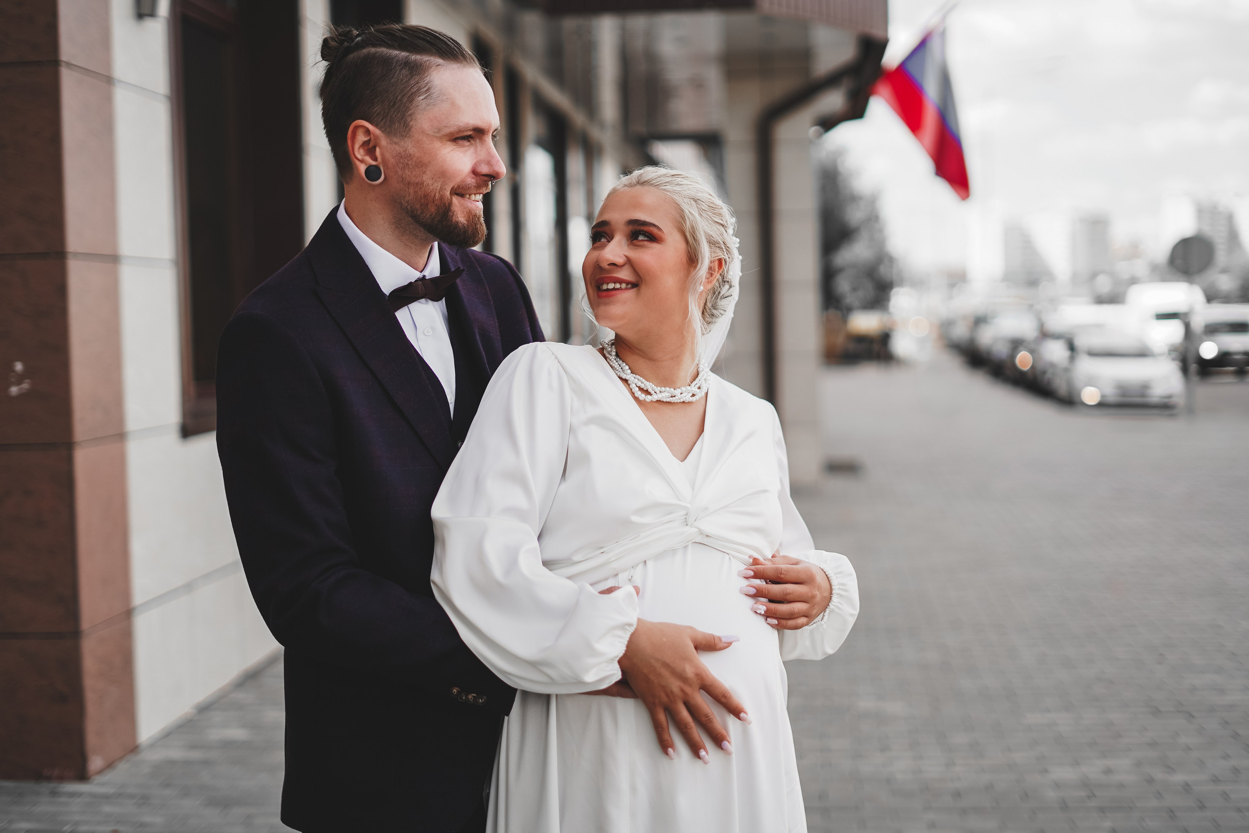 Молодожены возле загса