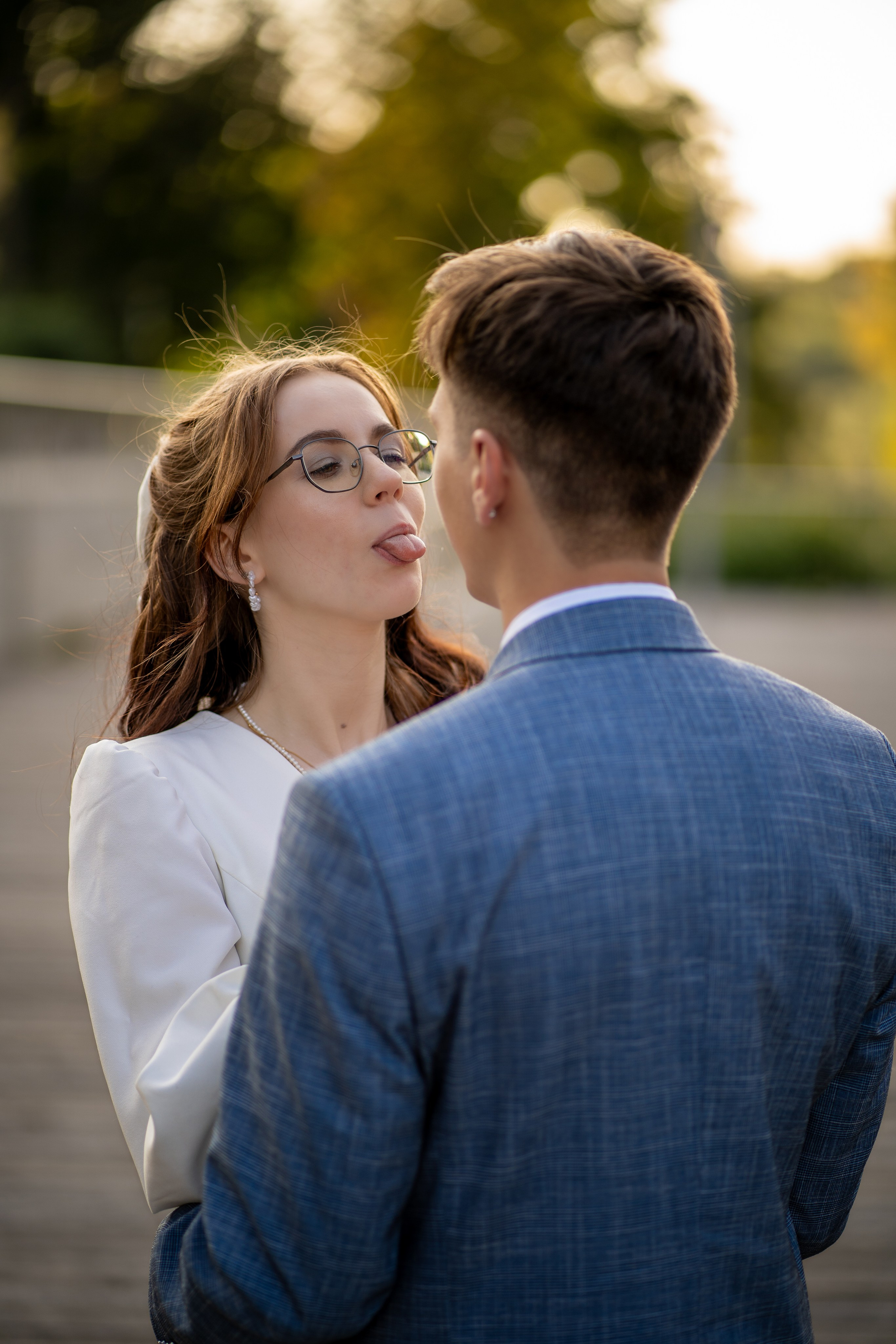 Молодожены кривляются