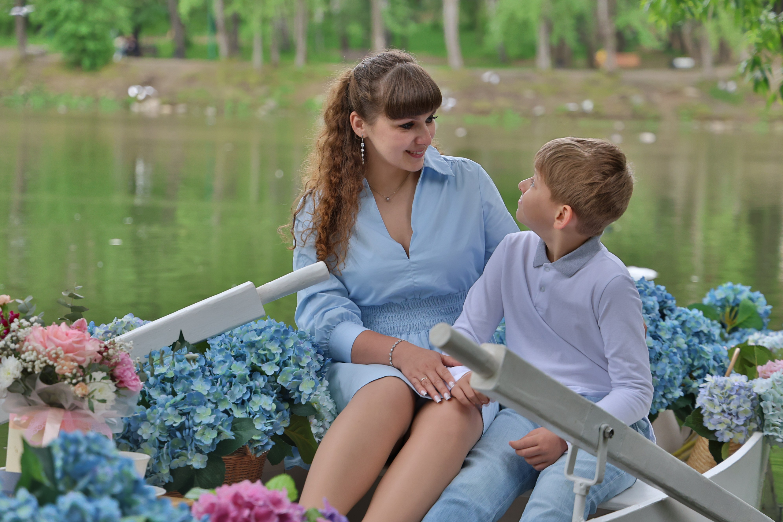 Фотосессия в лодке, лодка, озеро, платье, книга, шляпа, зонт, перчатки, весла, лето. Свадебный, семейный, женский и детский фотограф из Екатеринбурга