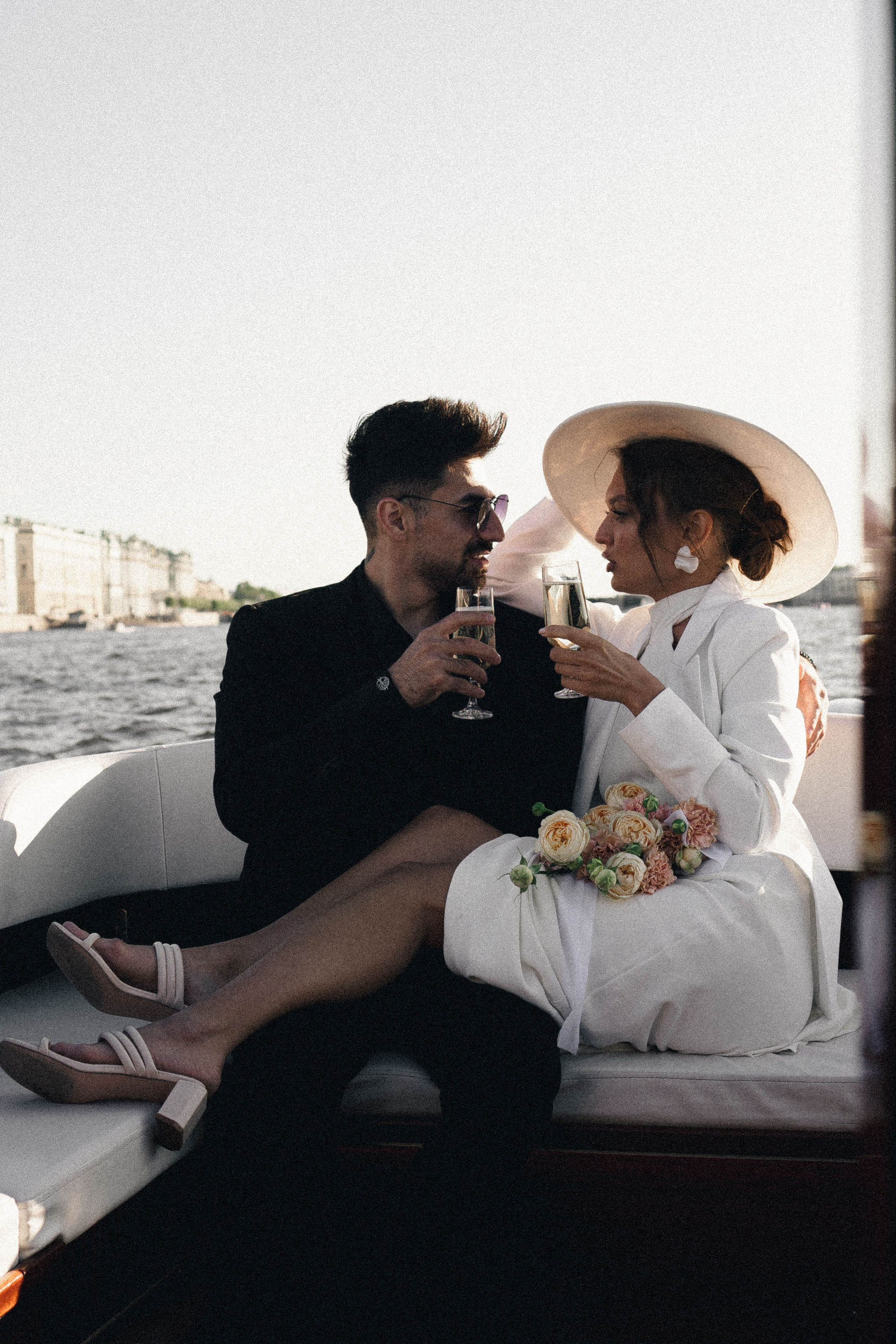 СВАДЕНБНАЯ СЬЕМКА НА КАТЕРЕ ПО КАНАЛАМ САНКТ-ПЕТЕРБУРГА И В АКВАТОРИИ НЕВЫ. Профессиональный фотограф, Санкт-Петербург — Виктория Богомолова