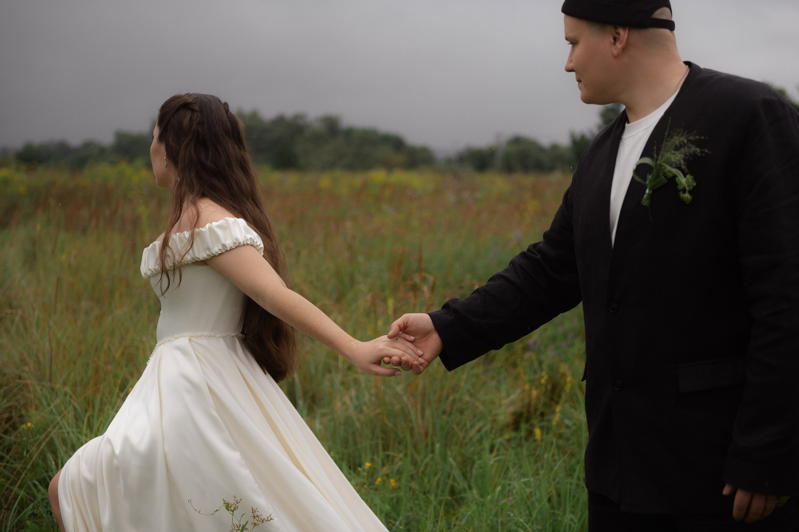 Зеленая тропа, уютная свадьба под дождем. Афина Ефимова. Свадебный фотограф Москва