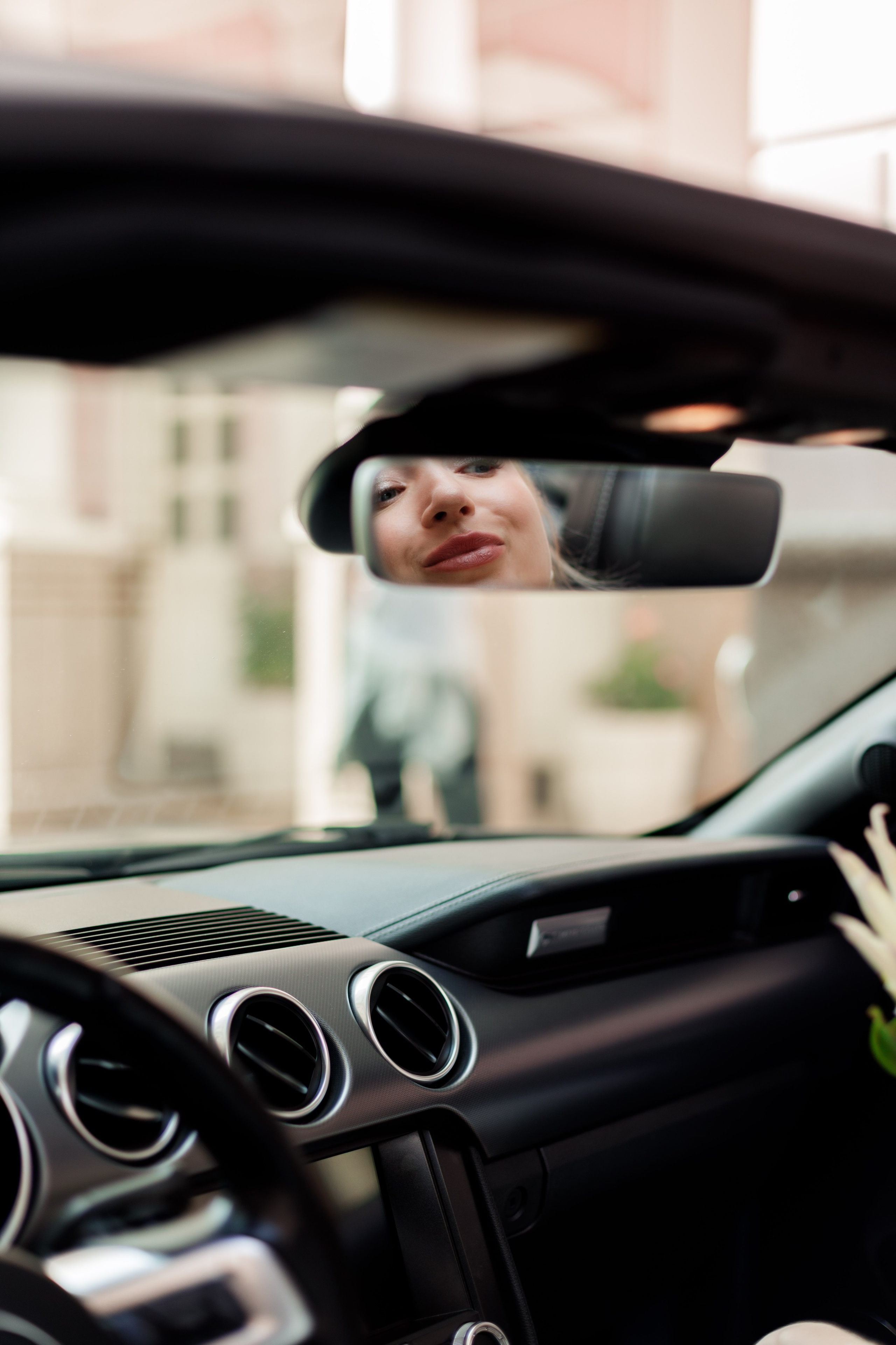 Свадебная фотосессия с автомобилем в центре Москвы, фотограф свадьбам Москва